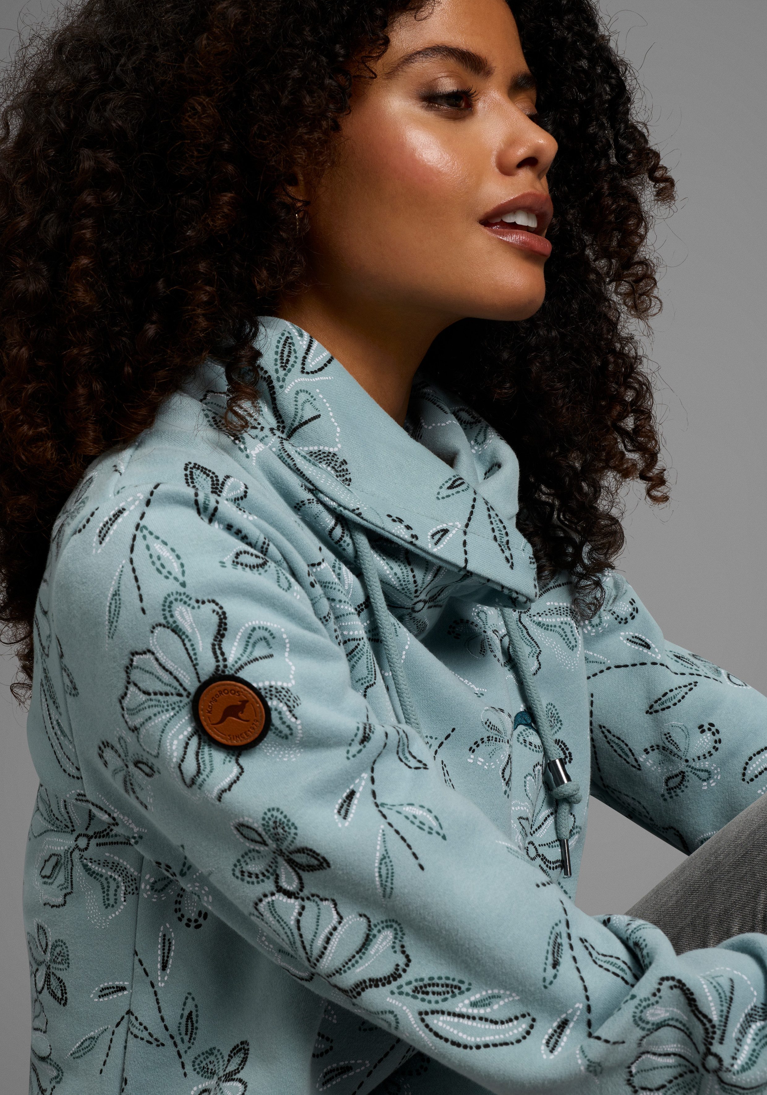 KangaROOS Sweatshirt mit hohem kuscheligen Kragen und Alloverdruck günstig online kaufen