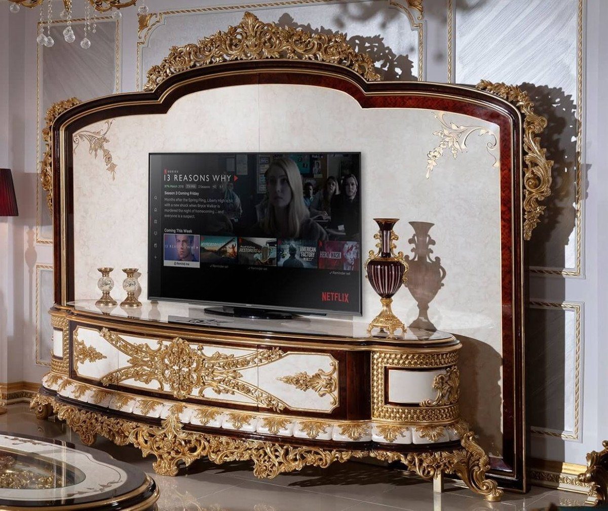 Casa Padrino TV-Schrank Luxus Barock TV Schrank Weiß / Braun / Gold - Prunkvolles Wohnzimmer Sideboard mit Rückwand - Barock Wohnzimmer Möbel - Edel & Prunkvoll