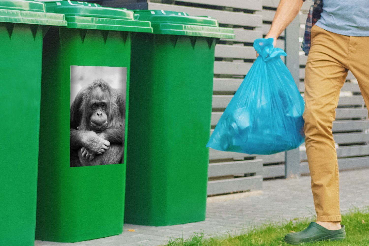 Abfalbehälter die (1 Orang-Utan in Ferne Wandsticker Sticker, Mülltonne, schaut St), MuchoWow Container, Mülleimer-aufkleber,