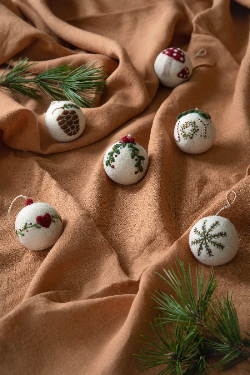 Gry & Sif Hängedekoration Filzanhänger - WEIHNACHTSKUGEL ZAPFEN - weiß