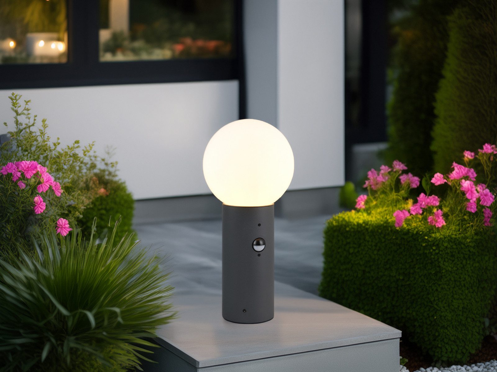 TRIO Leuchten LED Sockelleuchte mit Glaskugel, Höhe 40cm, Bewegungsmelder, LED wechselbar, warmweiß, Außen-leuchte Pollerleuchte Gartenbeleuchtung mit Bewegungssensor