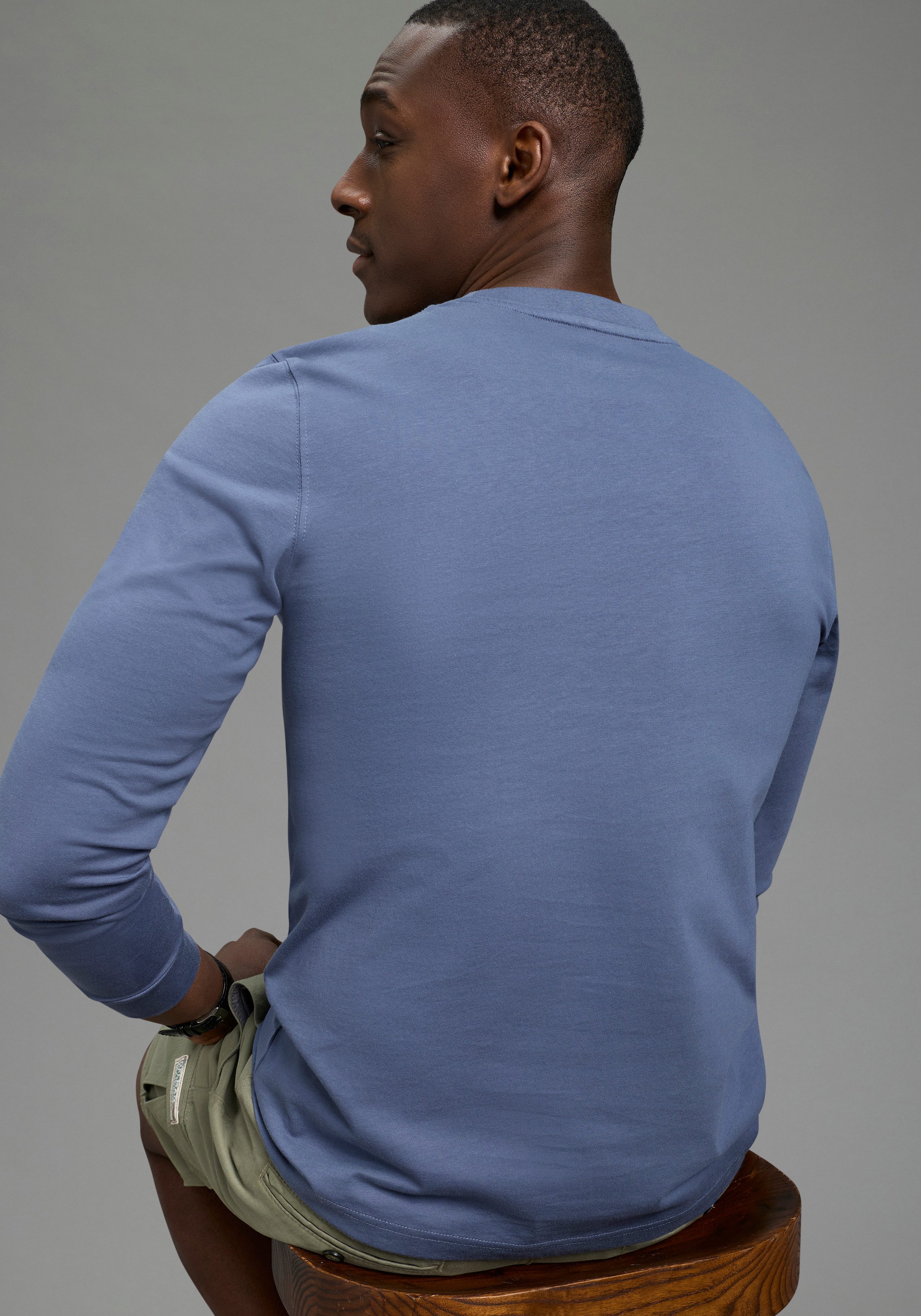 DELMAO Rundhalsshirt casual Stil, langarm, schmale Passform, mit Print – Bild 4 von 5