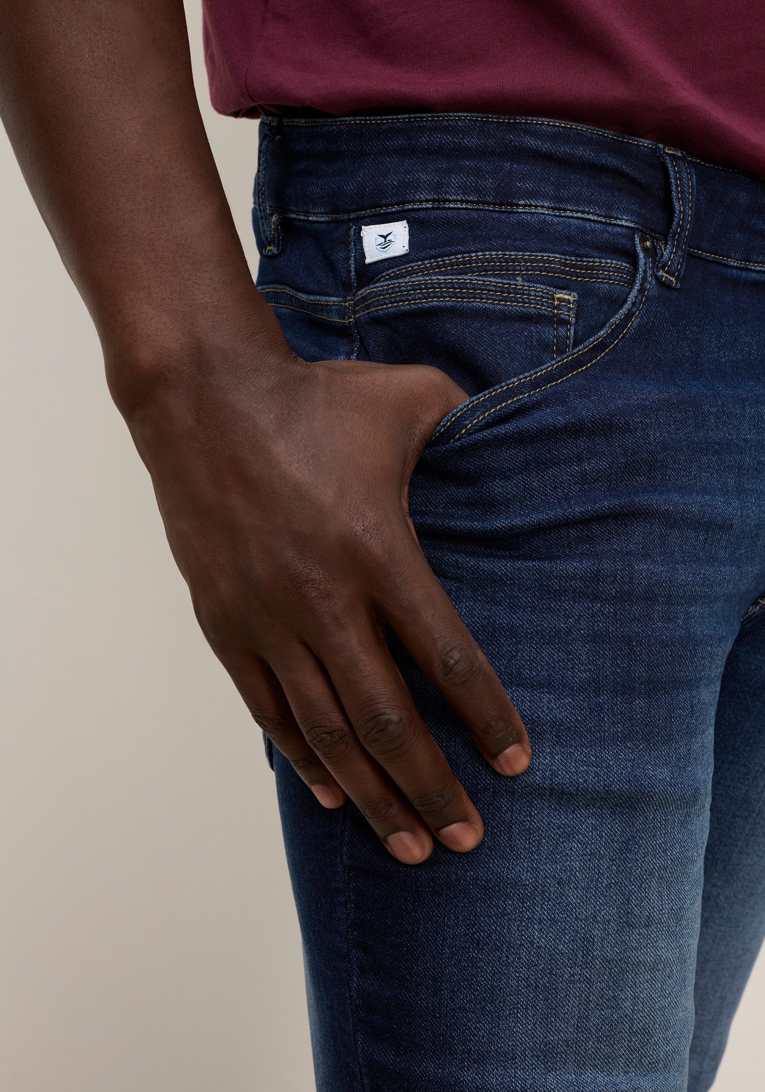 DELMAO Jogg Pants Straight Fit, gerade Beinform, niedrige Leibhöhe. € 49,99, (€ 49,99 pro 1 Stk).