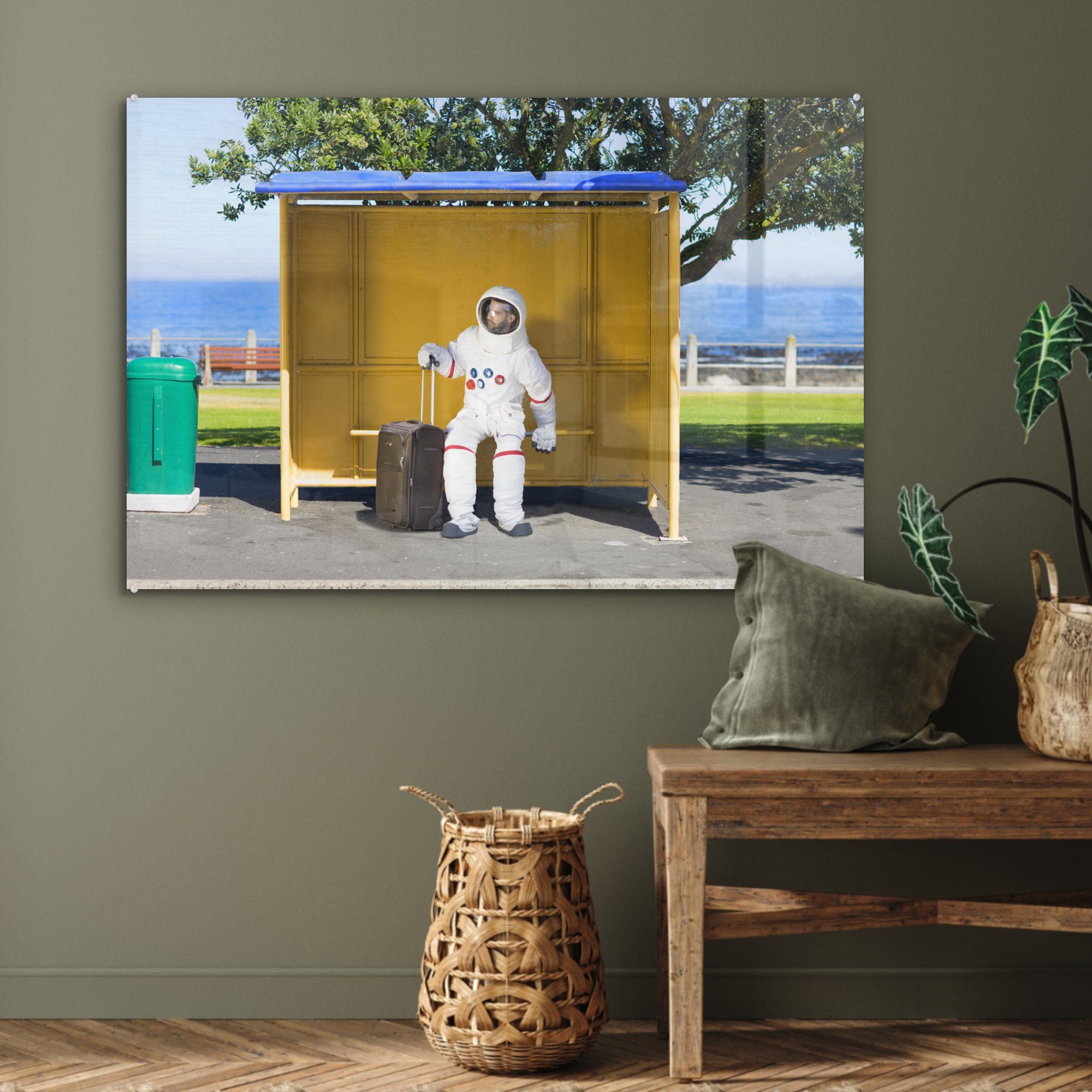 Acrylglasbild in St), Komischer Wohnzimmer Acrylglasbilder MuchoWow Astronaut einem (1 Schlafzimmer & Buswartehäuschen,