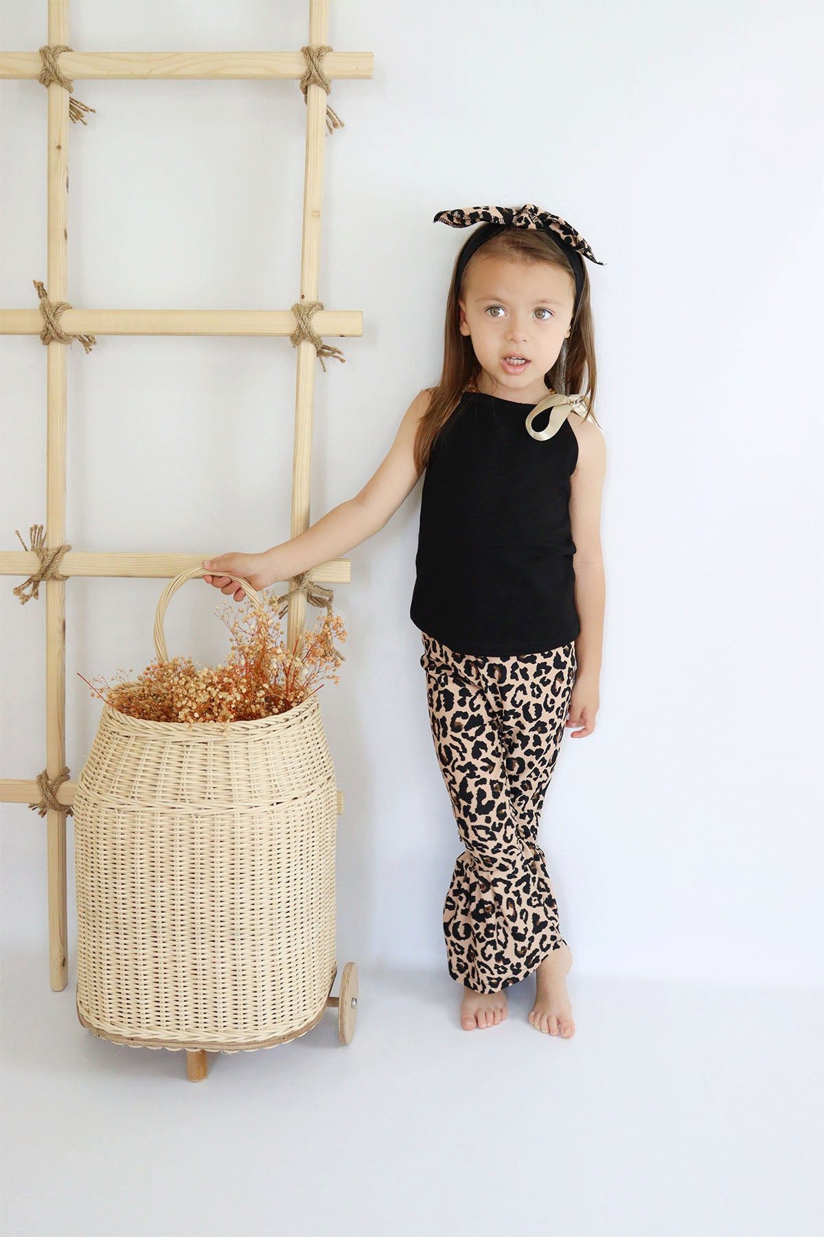 Shirt & Hose Schwarzes kurzarm Oberteil, Schlaghose und Haarband