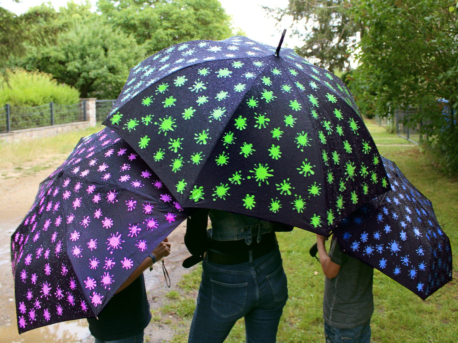 Taschenregenschirm sturmfest, Farbkleckse bei Automatikschirm Etui neon-grün iX-brella - First - Farbänderung Class mit Nässe
