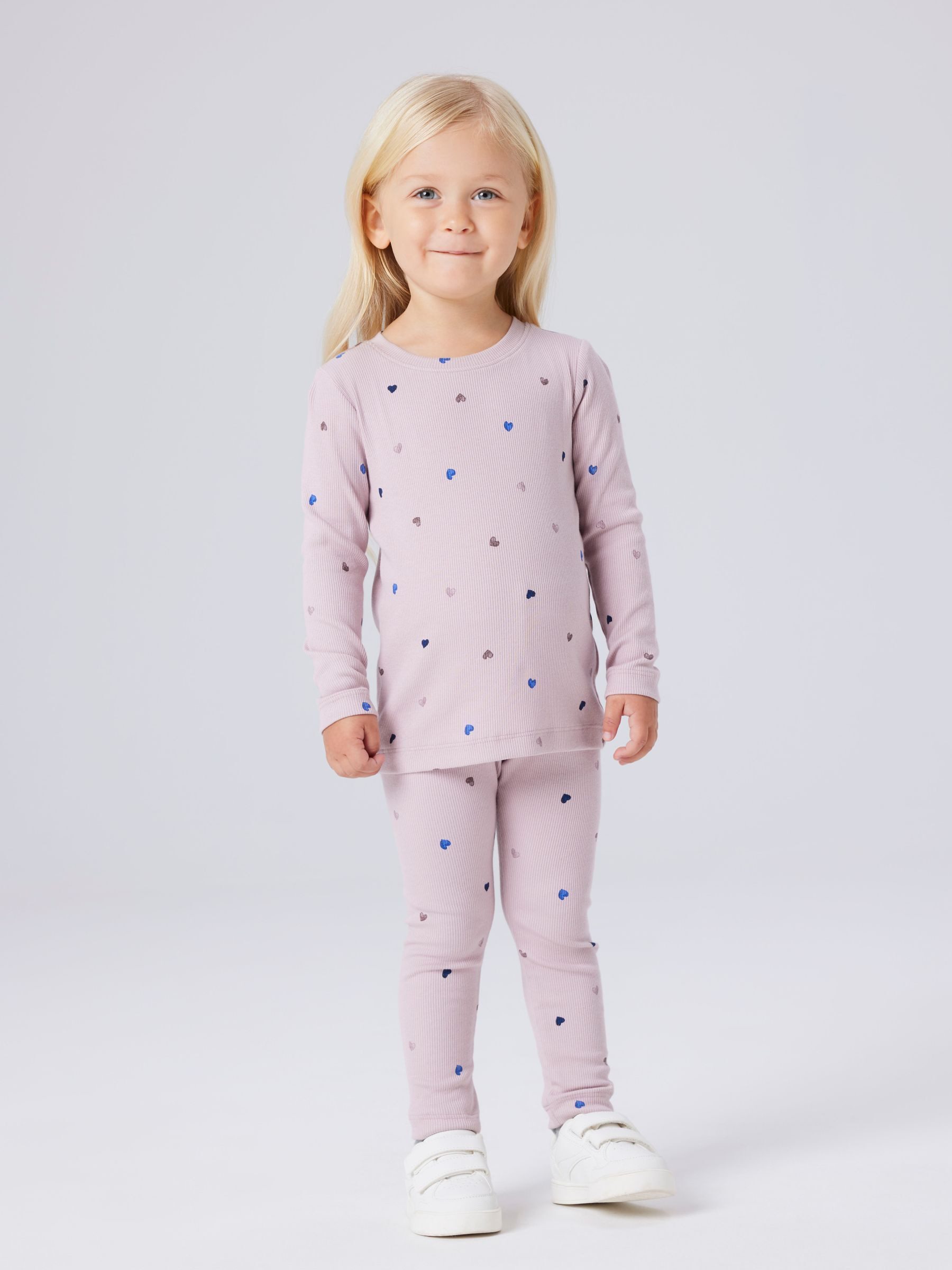 Name It Langarmshirt NMFNUTTI LS TOP NOOS mit tollem Herzchen-Alloverprint