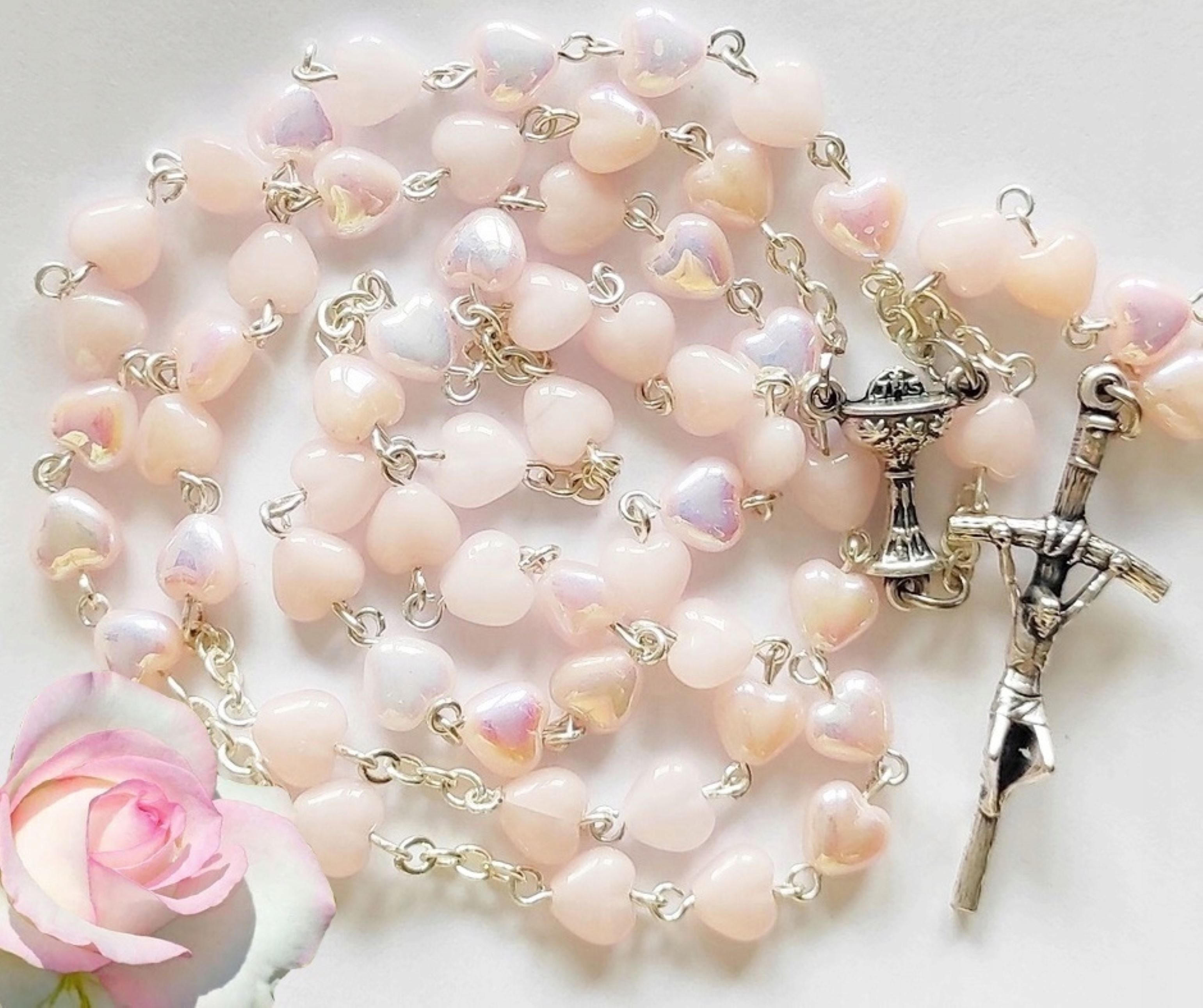 Sacramenta Schmuckset Wunderschöner Rosenkranz mit rosa Herzperlen in Buchbox – Handarbeit!