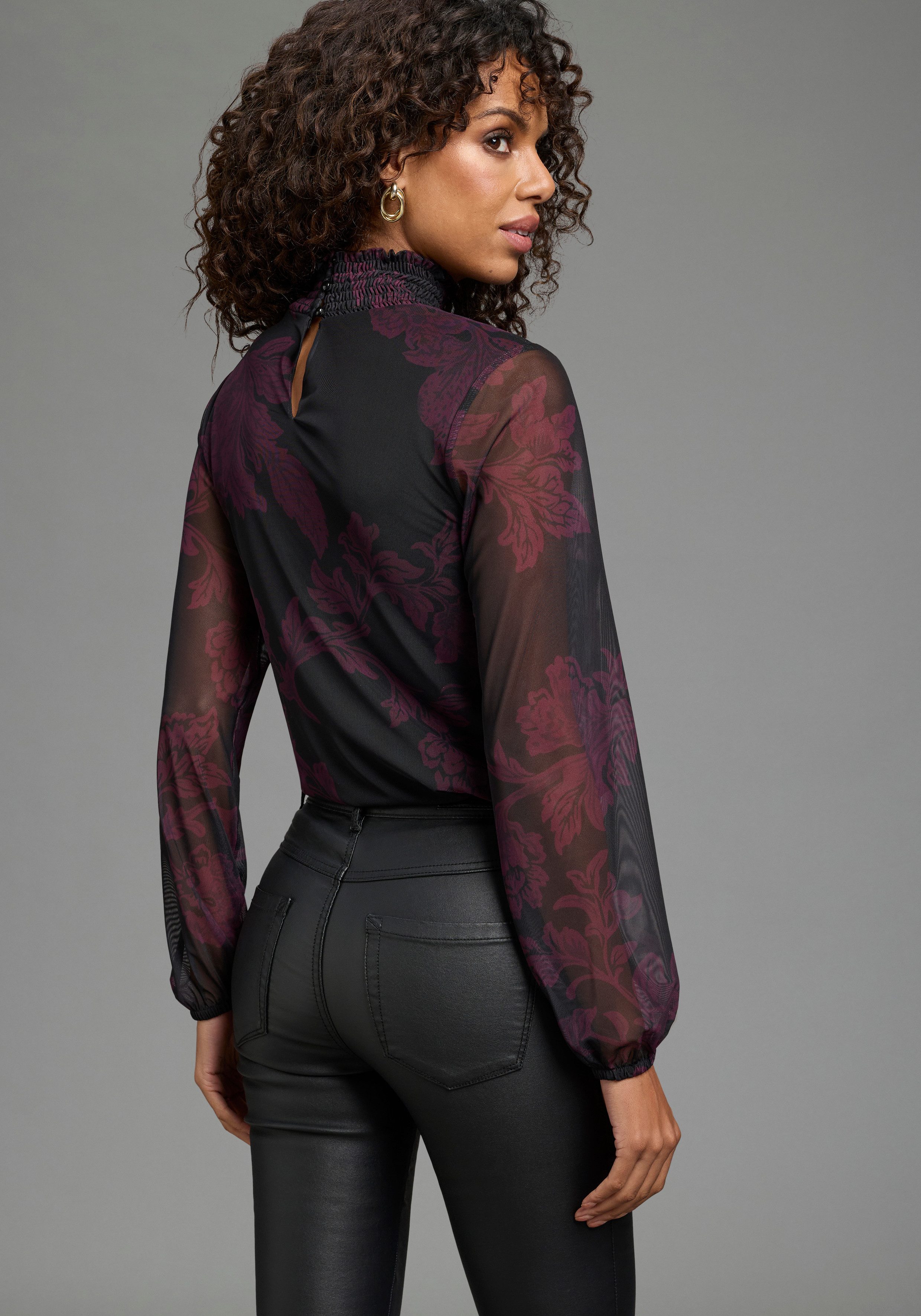 Bruno Banani Blusenshirt aus weicher Mesh-Qualität mit Smok-Detail und Stehkragen, hüftlange Form, figurbetonte Passform. € 49,99, (€ 49,99 pro 1 Stk).
