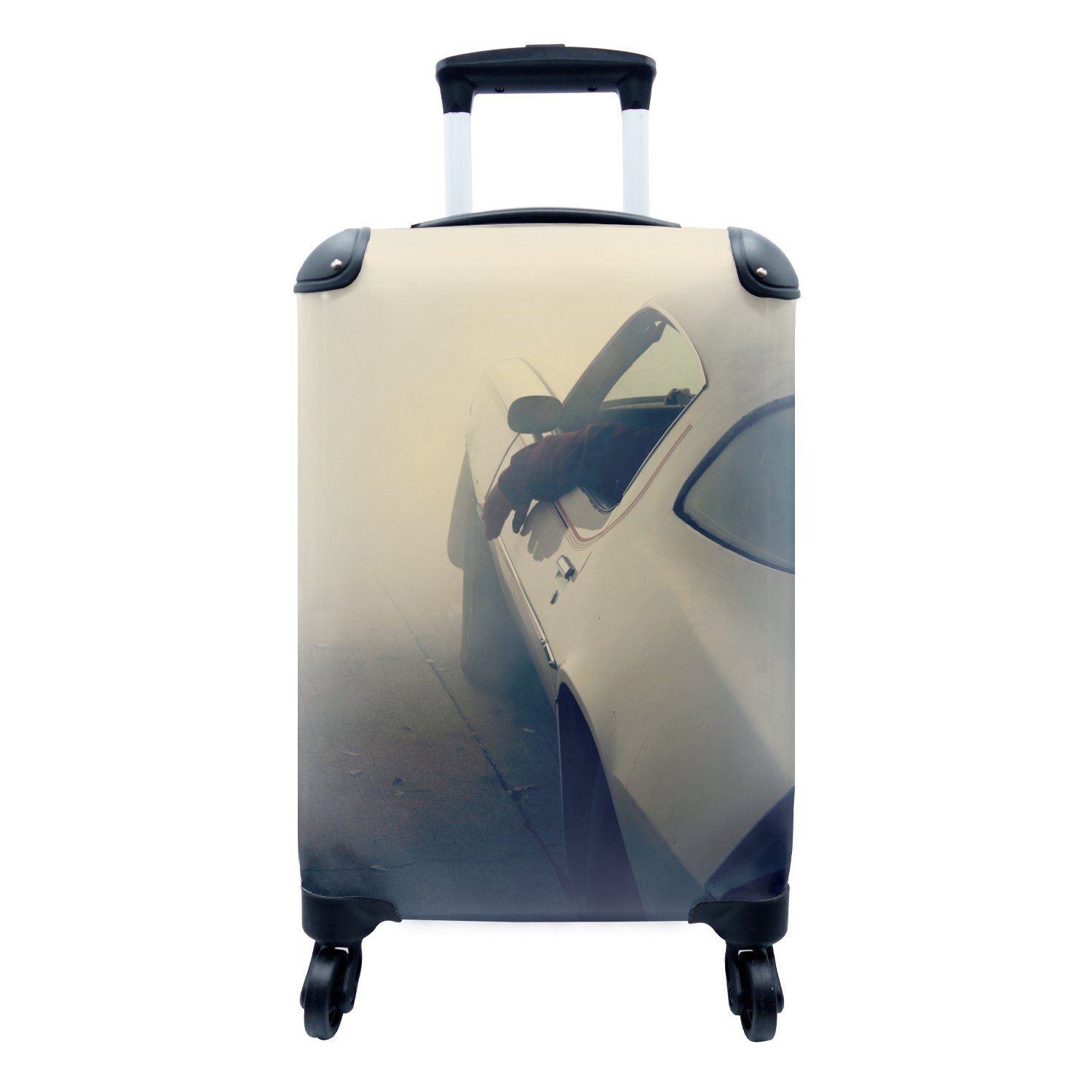 MuchoWow Handgepäckkoffer Mann sitzt in einem Luxusauto im Nebel, 4 Rollen, Reisetasche mit rollen, Handgepäck für Ferien, Trolley, Reisekoffer