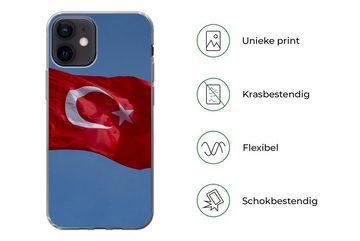 MuchoWow Handyhülle Eine türkische Flagge am blauen Himmel, Handyhülle Apple iPhone 12, Smartphone-Bumper, Print, Handy