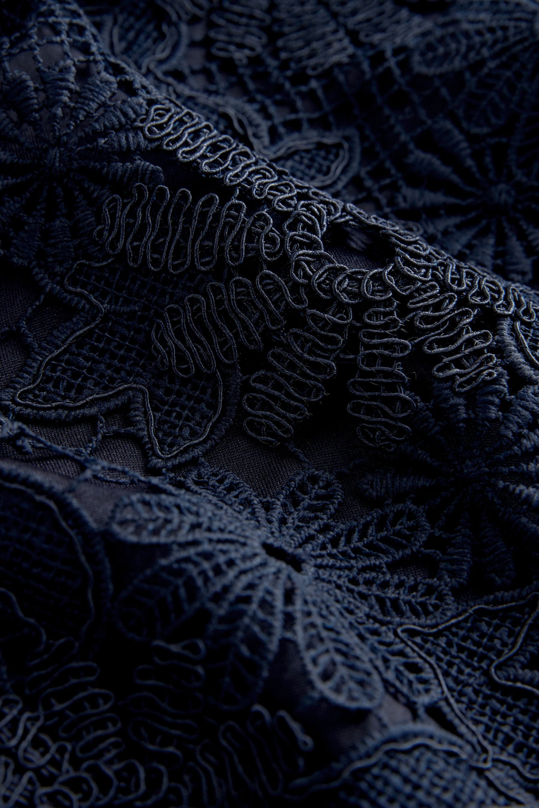 Next Midikleid Bandeau-Midikleid mit Spitze (1-tlg) – Bild 4 von 5