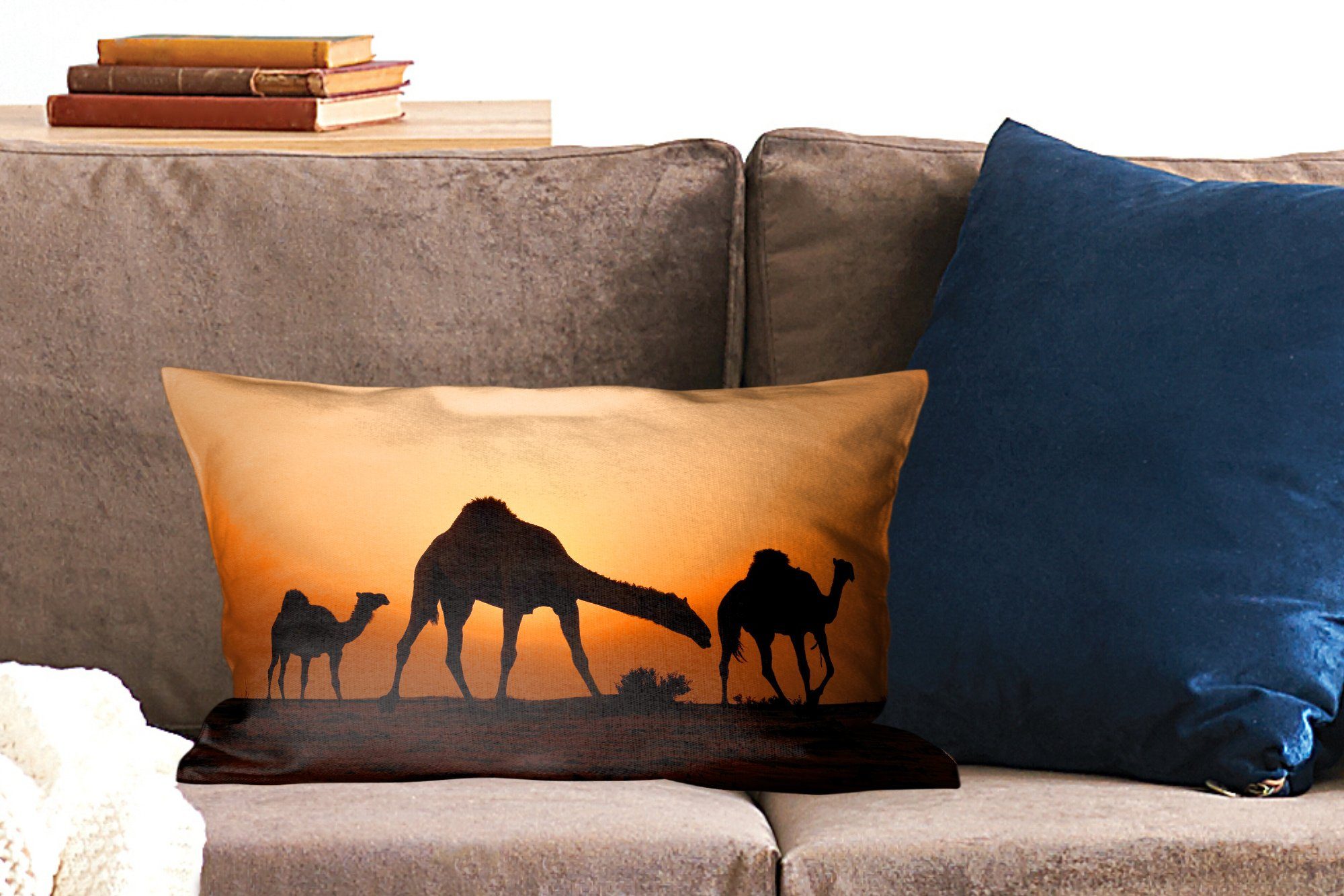 MuchoWow Dekokissen Füllung, Wohzimmer von Sonnenuntergang, Zierkissen, bei Dekokissen Schlafzimmer mit Kamelen Silhouetten Dekoration