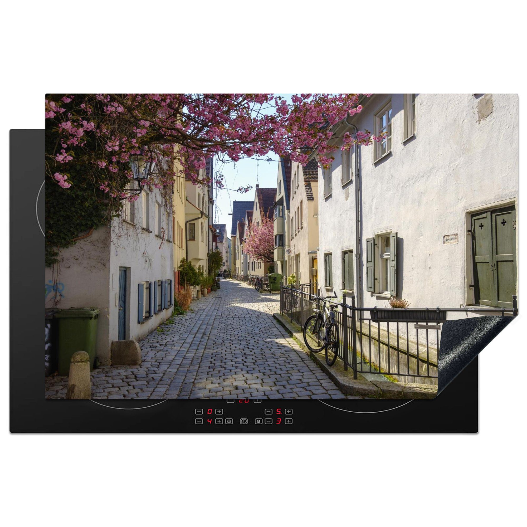 MuchoWow Herdblende-/Abdeckplatte Kleine Gasse mit schöner rosa Blume in Augsburg, Deutschland, Vinyl, (1 tlg), 81x52 cm, Induktionskochfeld Schutz für die küche, Ceranfeldabdeckung