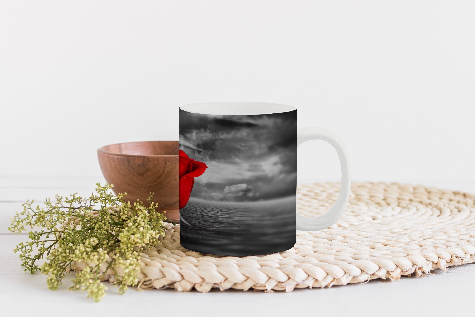 Geschenk Kaffeetassen, Becher, vor Keramik, und einer roten einem Rose Tasse MuchoWow Schwarz-Weiß-Fotografie Meer einem, Teetasse, Teetasse,