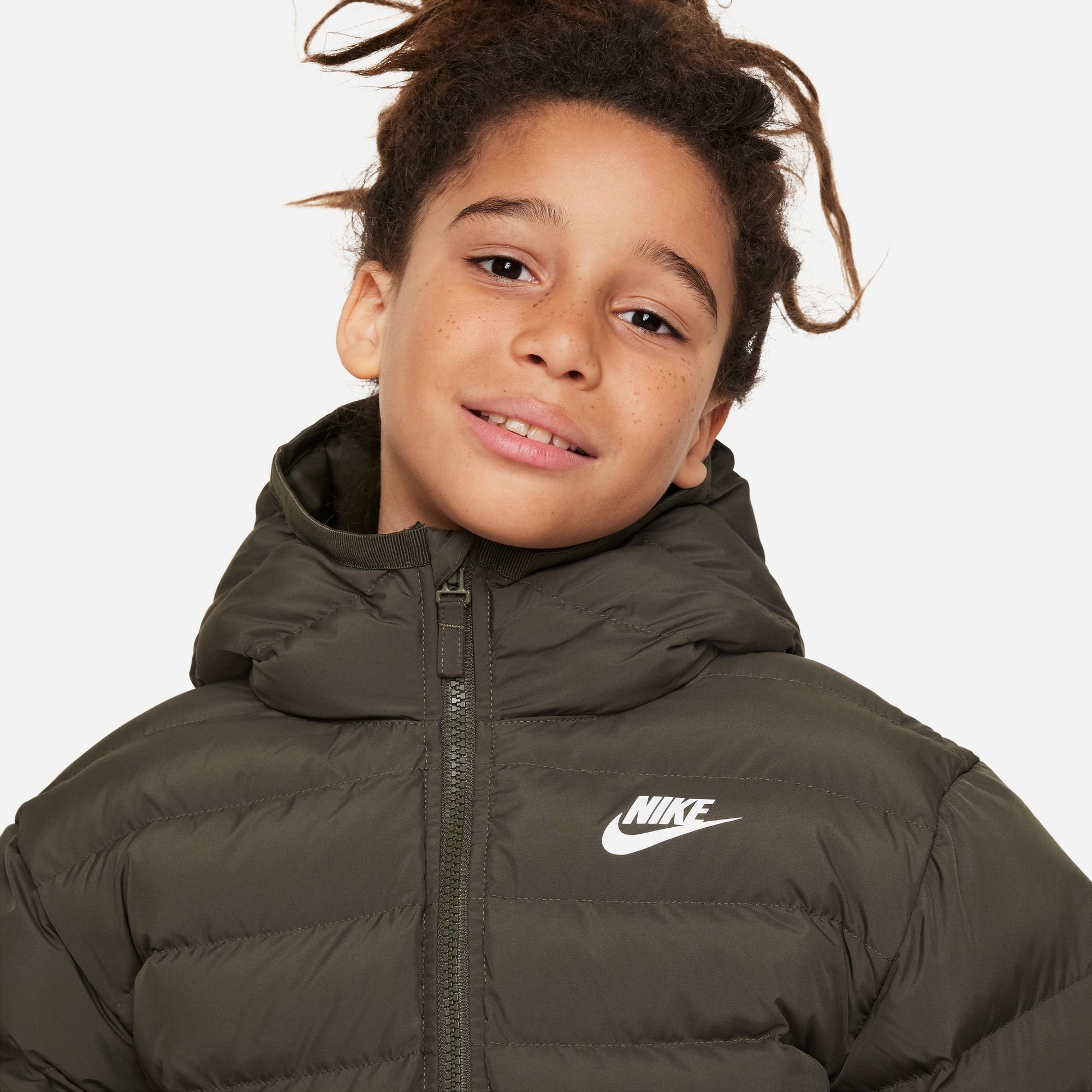 Nike Sportswear Outdoorjacke K NSW LOW SYNFL HD JKT - für Kinder, In den  Seitentaschen kannst du Snacks und Schätze | Jacken