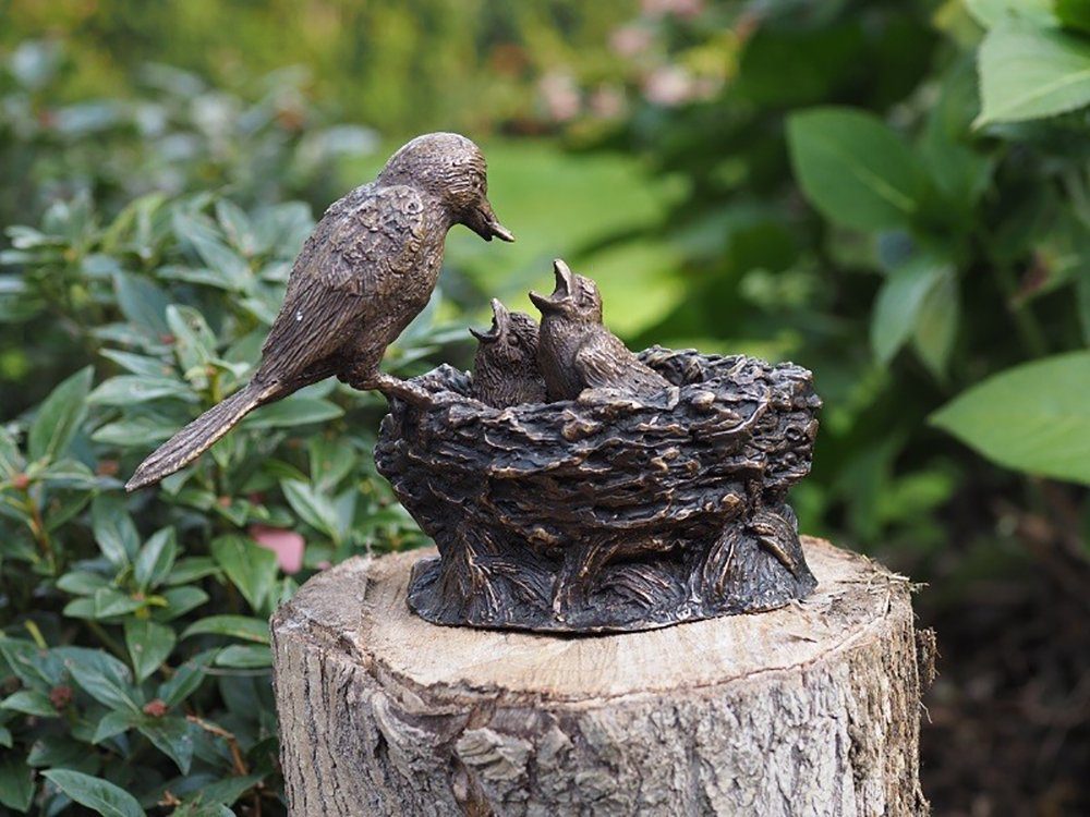 IDYL Gartenfigur IDYL Bronze-Skulptur Vogel füttert Küken, Bronze