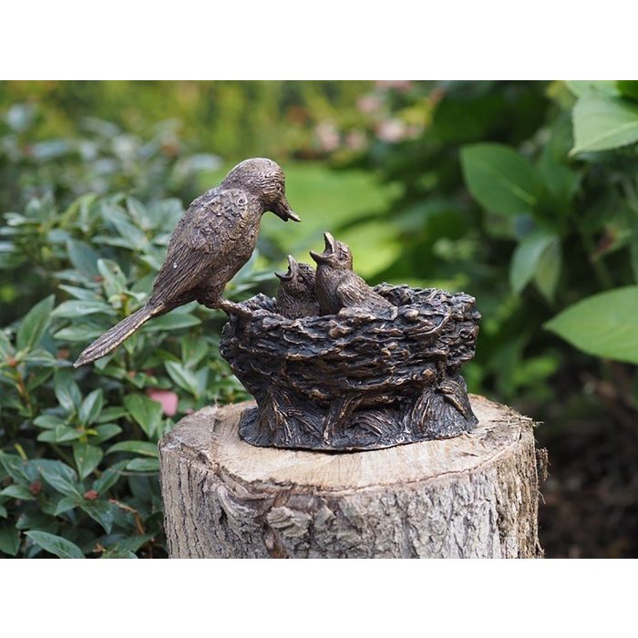 IDYL Gartenfigur IDYL Bronze-Skulptur Vogel füttert Küken Bronze