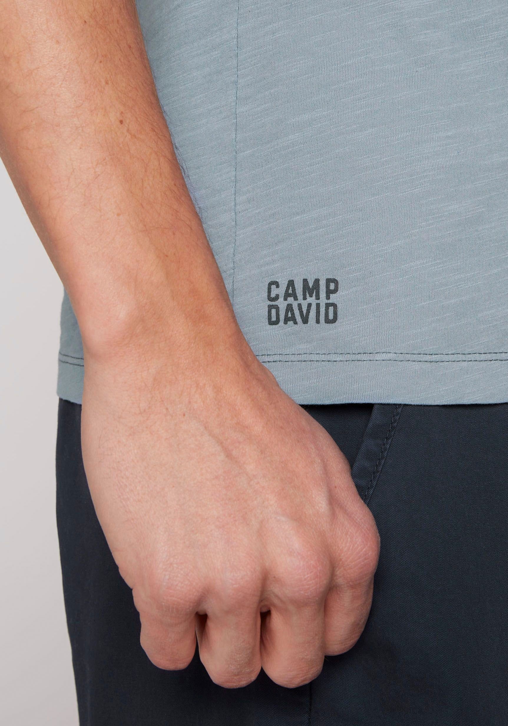 T-Shirt CAMP DAVID grey mit Logoprägung concrete