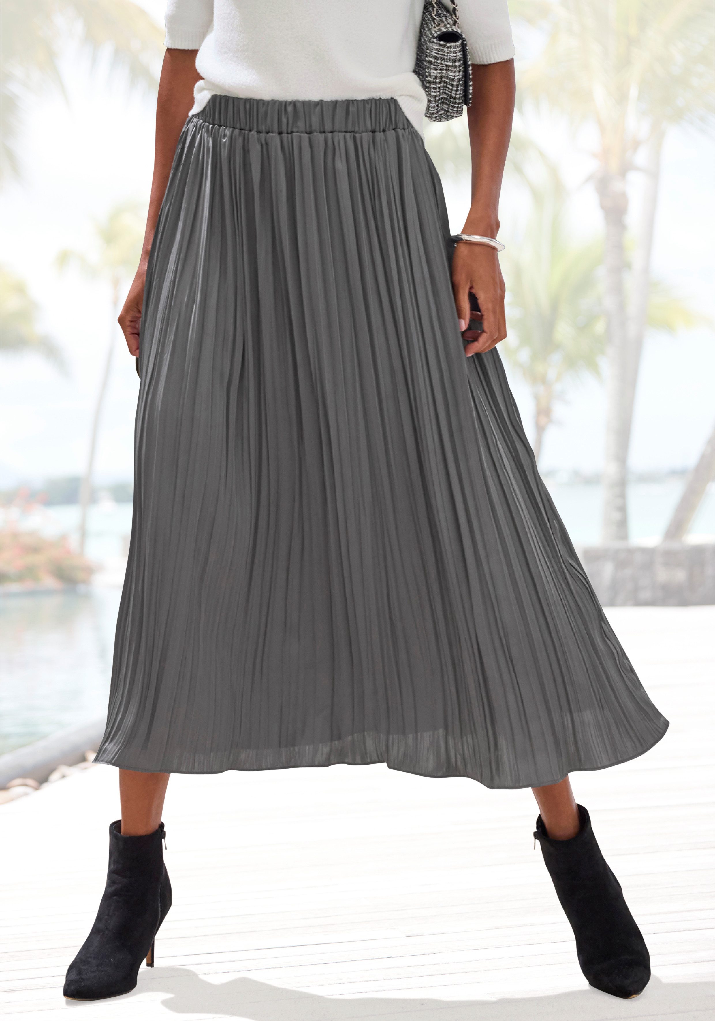 LASCANA Maxirock mit Plisseefalten, edel glänzende Ware