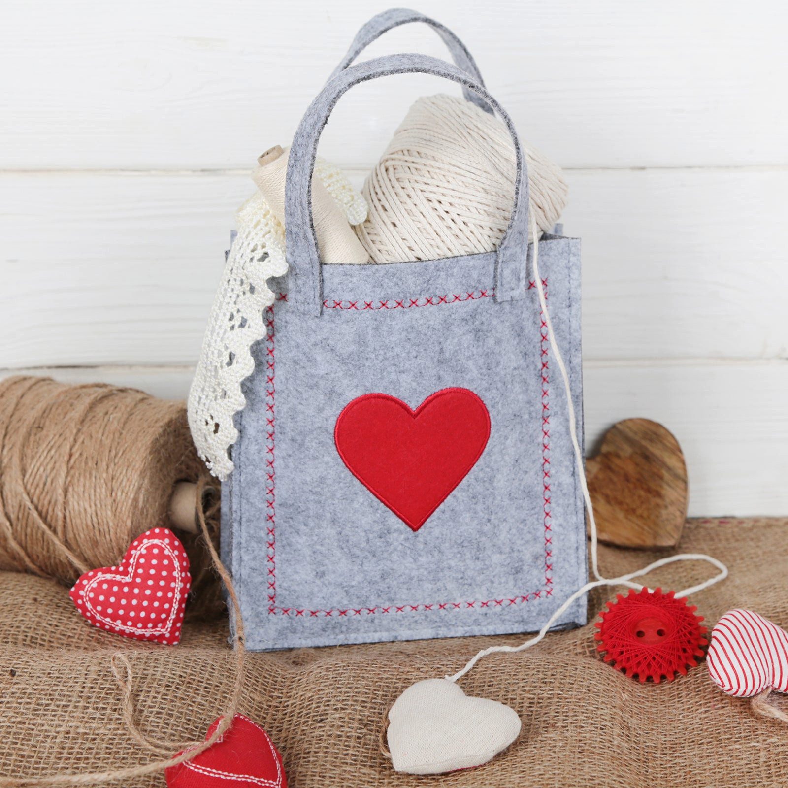 Logbuch-Verlag Dekofigur 3 kleine HERZ FILZTASCHEN rot grau18x20x5cm mit He günstig online kaufen