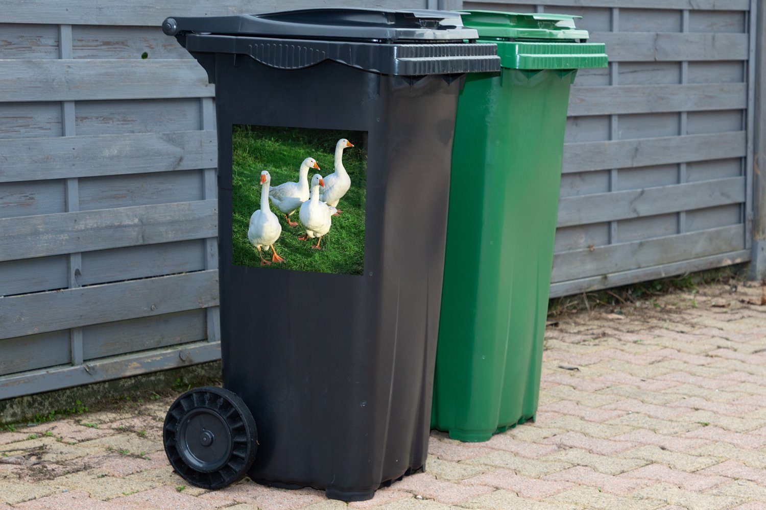 MuchoWow Wandsticker Gans - Gras (1 Mülltonne, St), Container, Abfalbehälter Mülleimer-aufkleber, Sticker, - Vogel