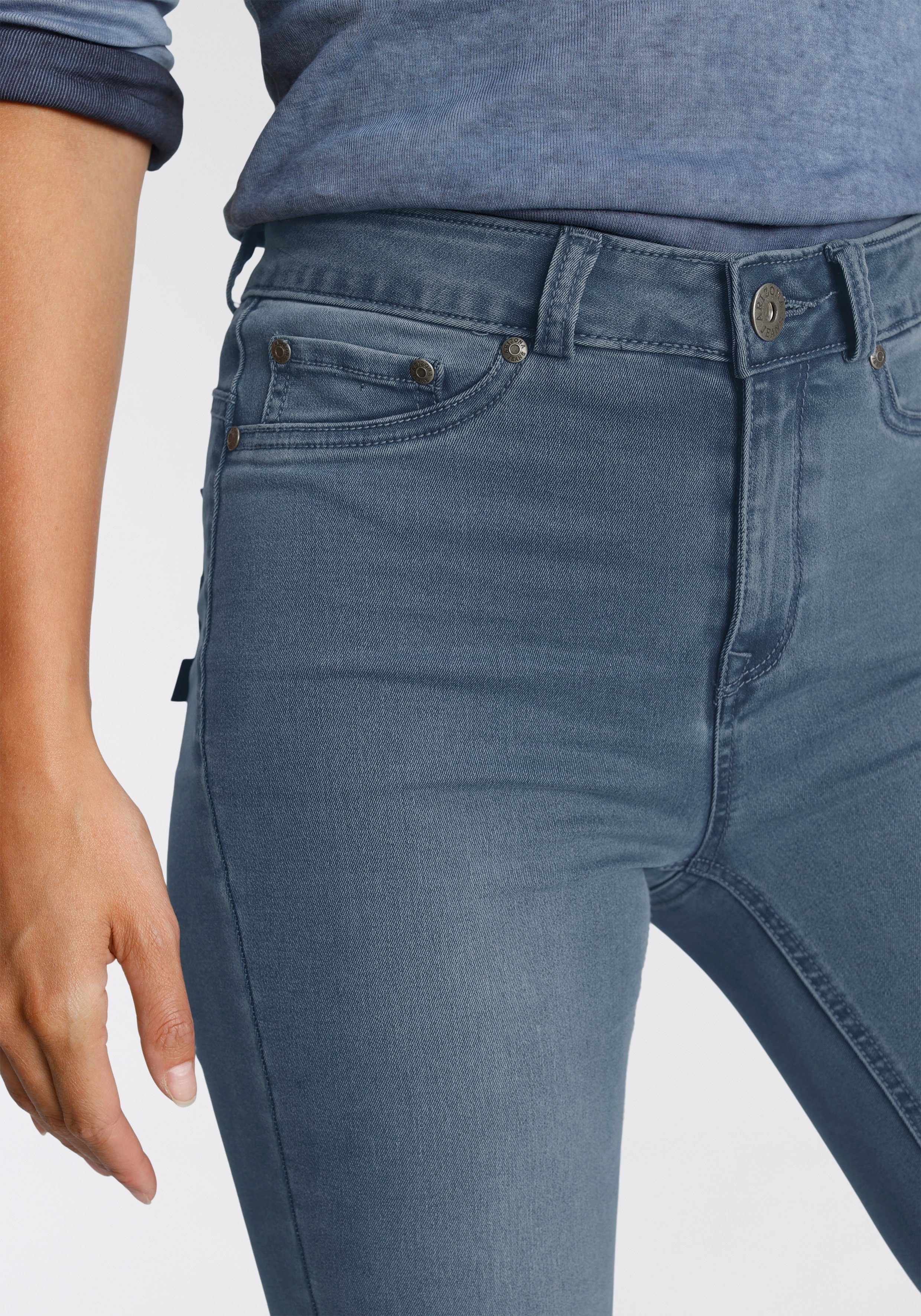 Arizona Bootcut-Jeans Ultra Stretch ausgestellte Beinform, Used-Waschung, hohe Leibhöhe – Bild 4 von 5