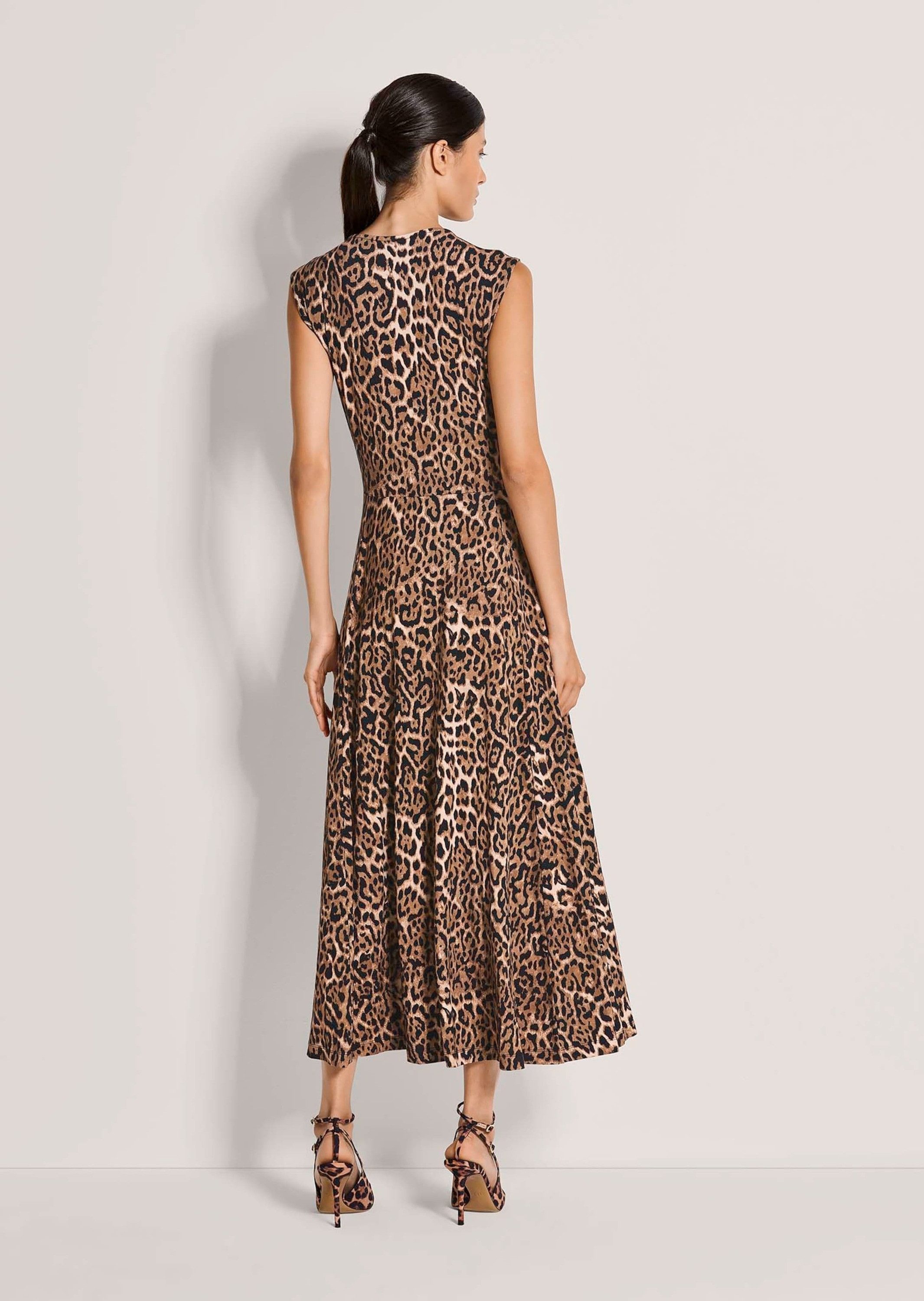 MADELEINE Maxikleid Sommerkleid mit Animalprint Jerseykleid mit Rundhals, ohne Arm und Knielänge