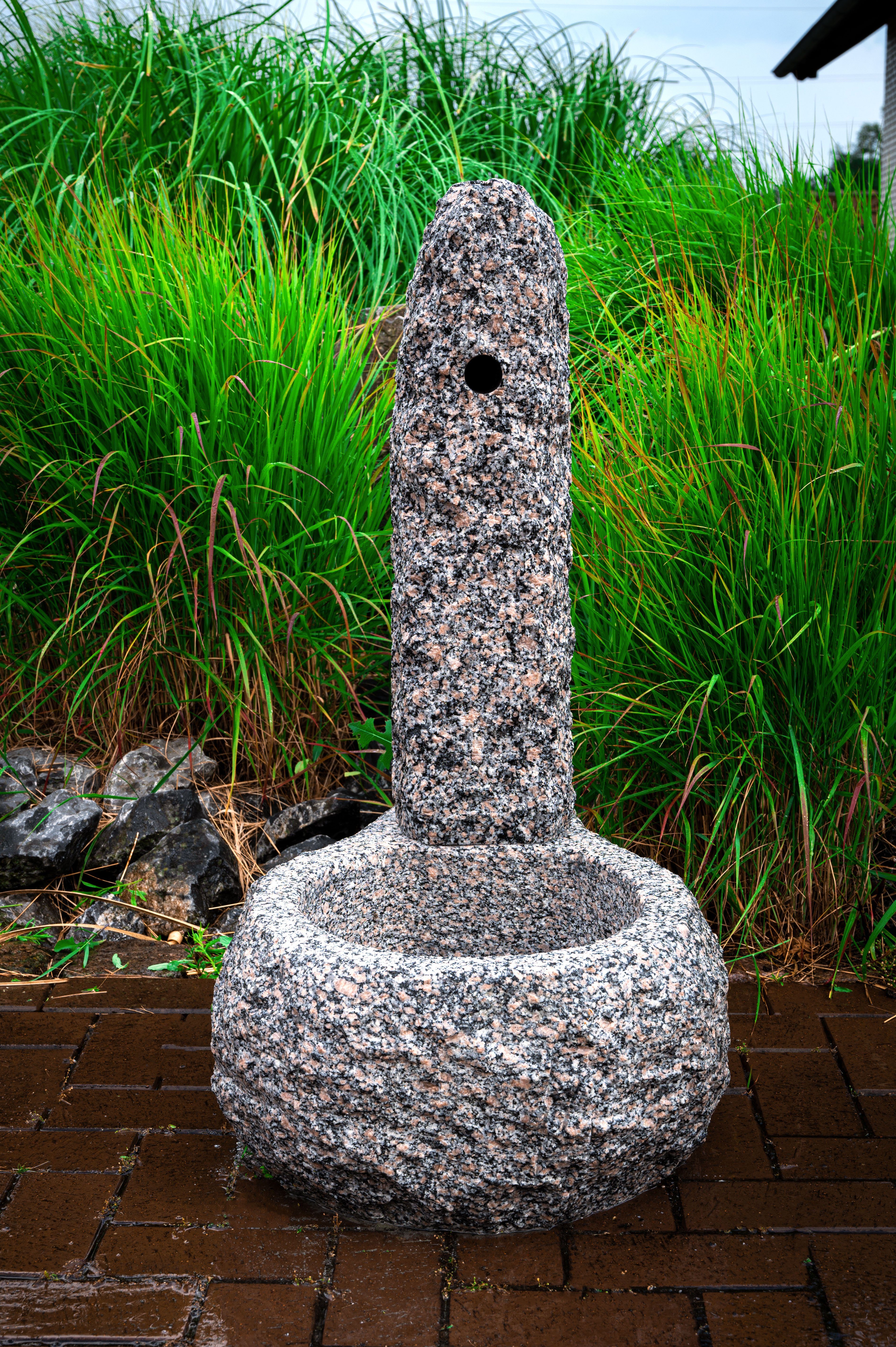 Regen gegen sehr ein UV-Strahlung. Granit Granit IDYL Naturprodukt – witterungsbeständig Gartenbrunnen robust und – Gartenbrunnen, Frost, –
