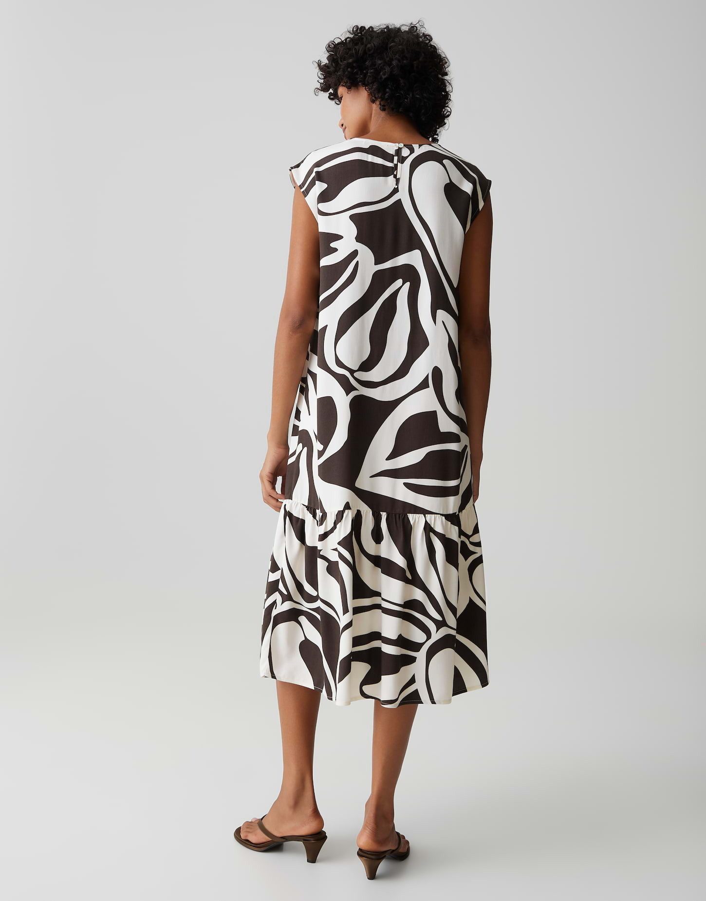 OPUS Midikleid Wicyla lush Das Volantdetail bringt Bewegung in die Silhouette