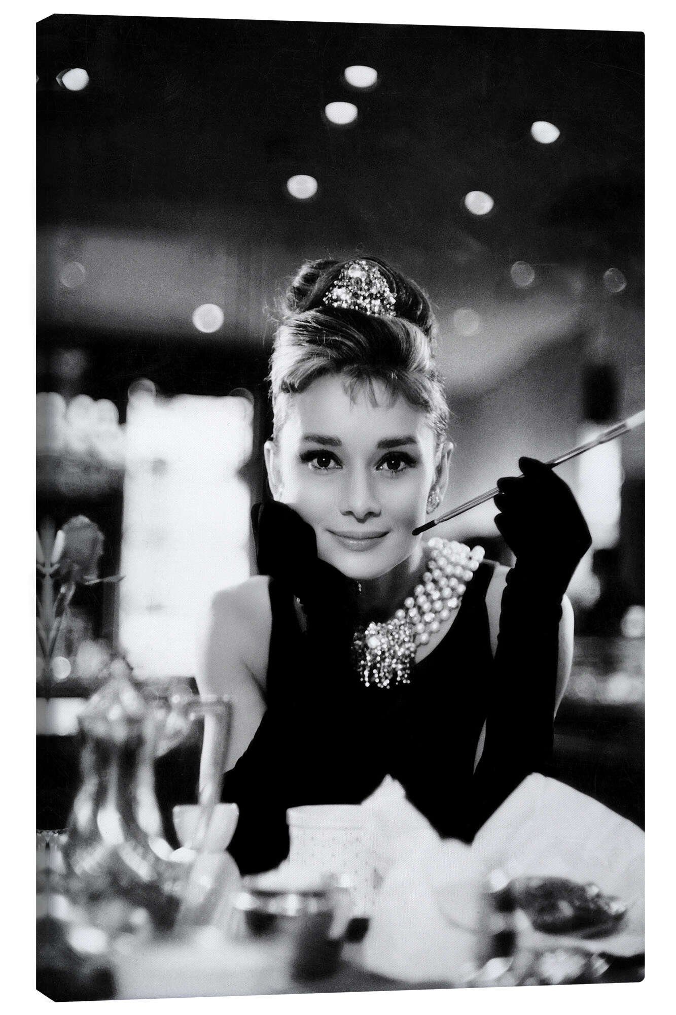 Posterlounge Leinwandbild Celebrity Collection, Audrey Hepburn in Breakfast at Tiffany's, Wohnzimmer Fotografie