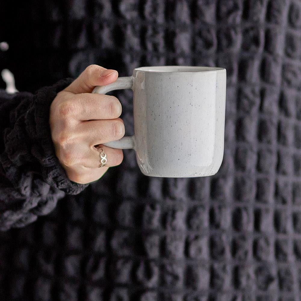 Bloomingville Tasse Addison Weiß, Steingut, D8xH9 cm, Steingut, Kaffeebecher, Marmorierte Glasur, Gesprenkelt Elegant Frühstückstasse