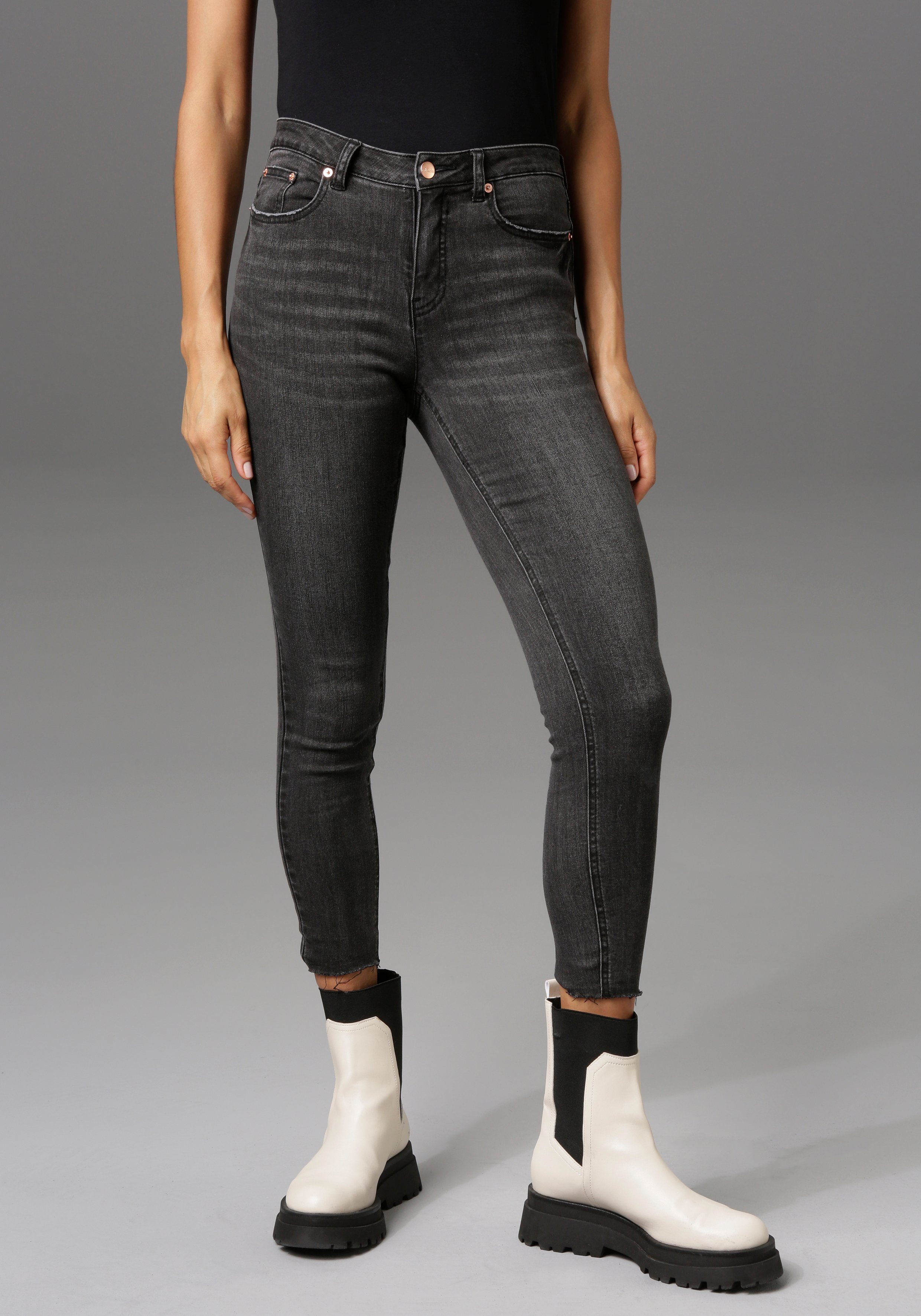 Skinny-fit-Jeans mit - regular waist CASUAL ausgefransten black Beinabschluss Aniston