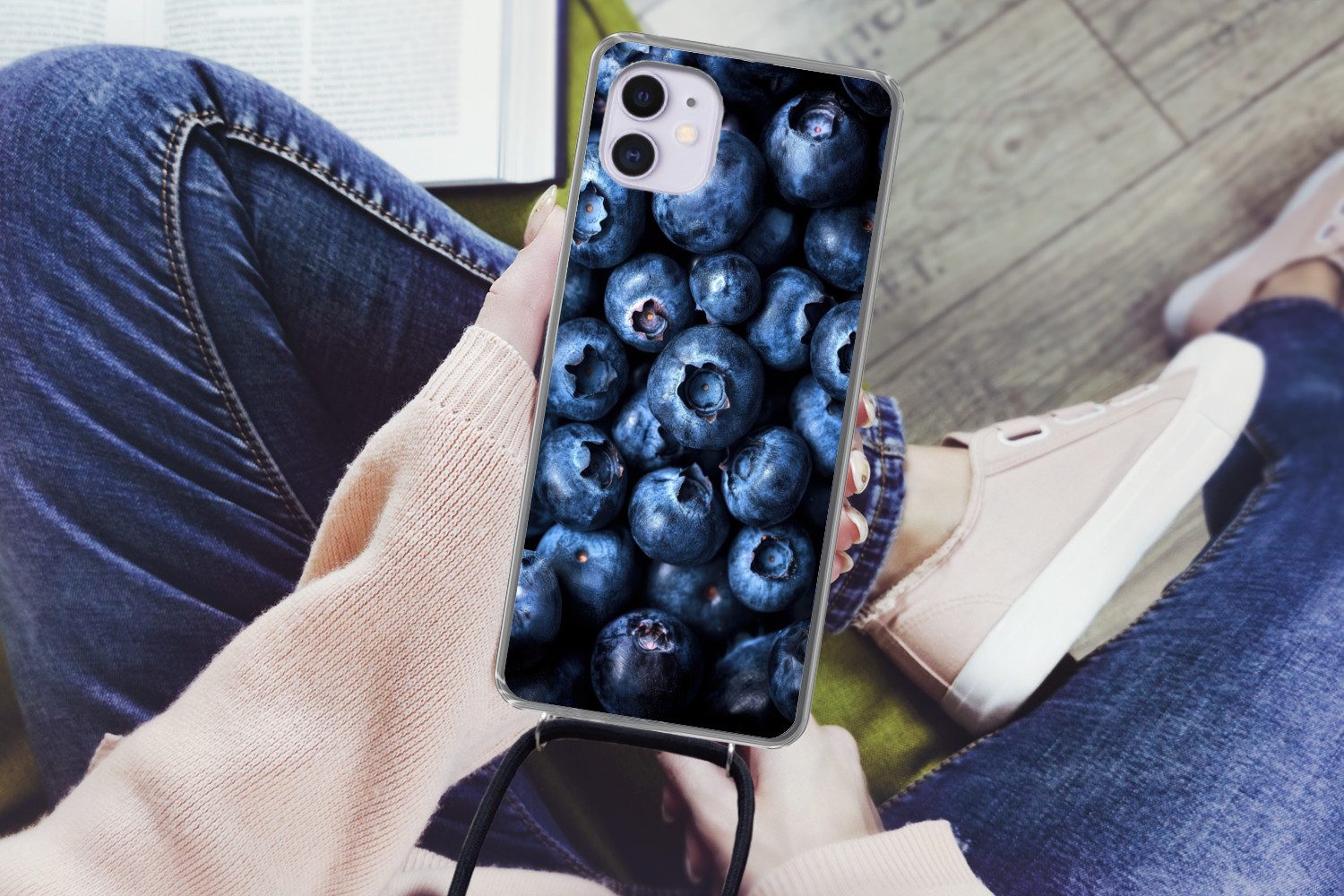 MuchoWow Handyhülle für Apple iPhone 12 Beeren - Blau - Obst, Tragbare Handyhüllen mit Kette zum umhängen, Handykette Handyband