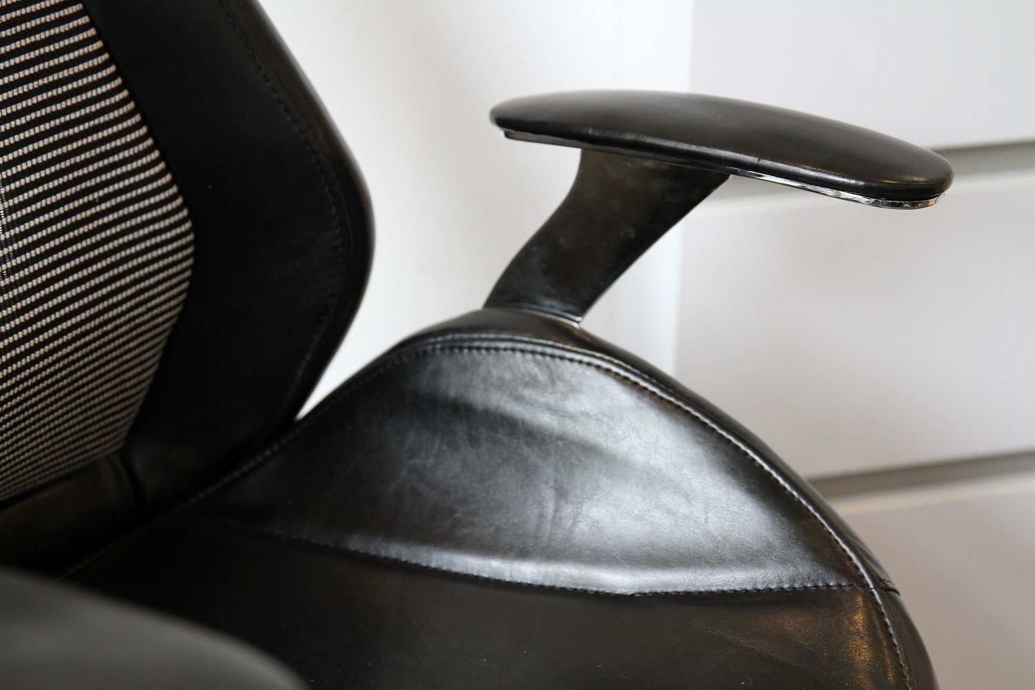 Steelboxx Drehstuhl Bürodrehstuhl GT2, Kunstleder Kappnähten schwarz (1), geformt Sitz- Sportautositz-Design und ergonomisch mit Rückenflächen 