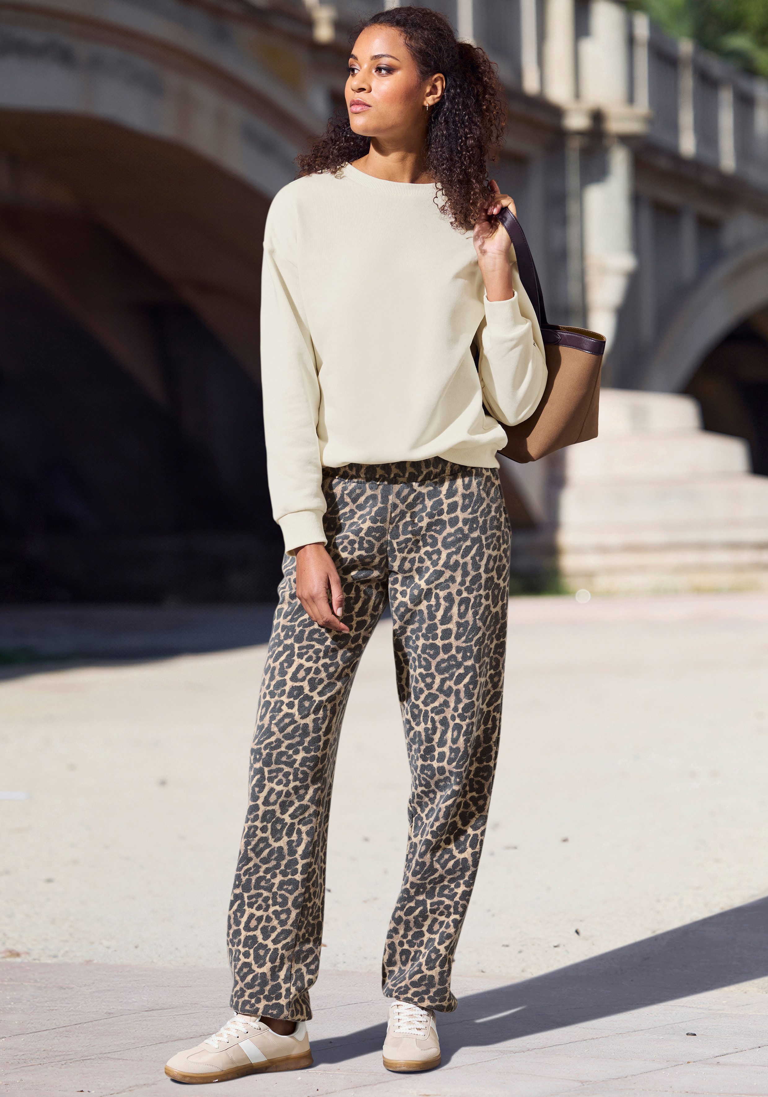 Buffalo Sweathose - Loungehose Allover Leo Print, Home- und Loungwear – Bild 3 von 5
