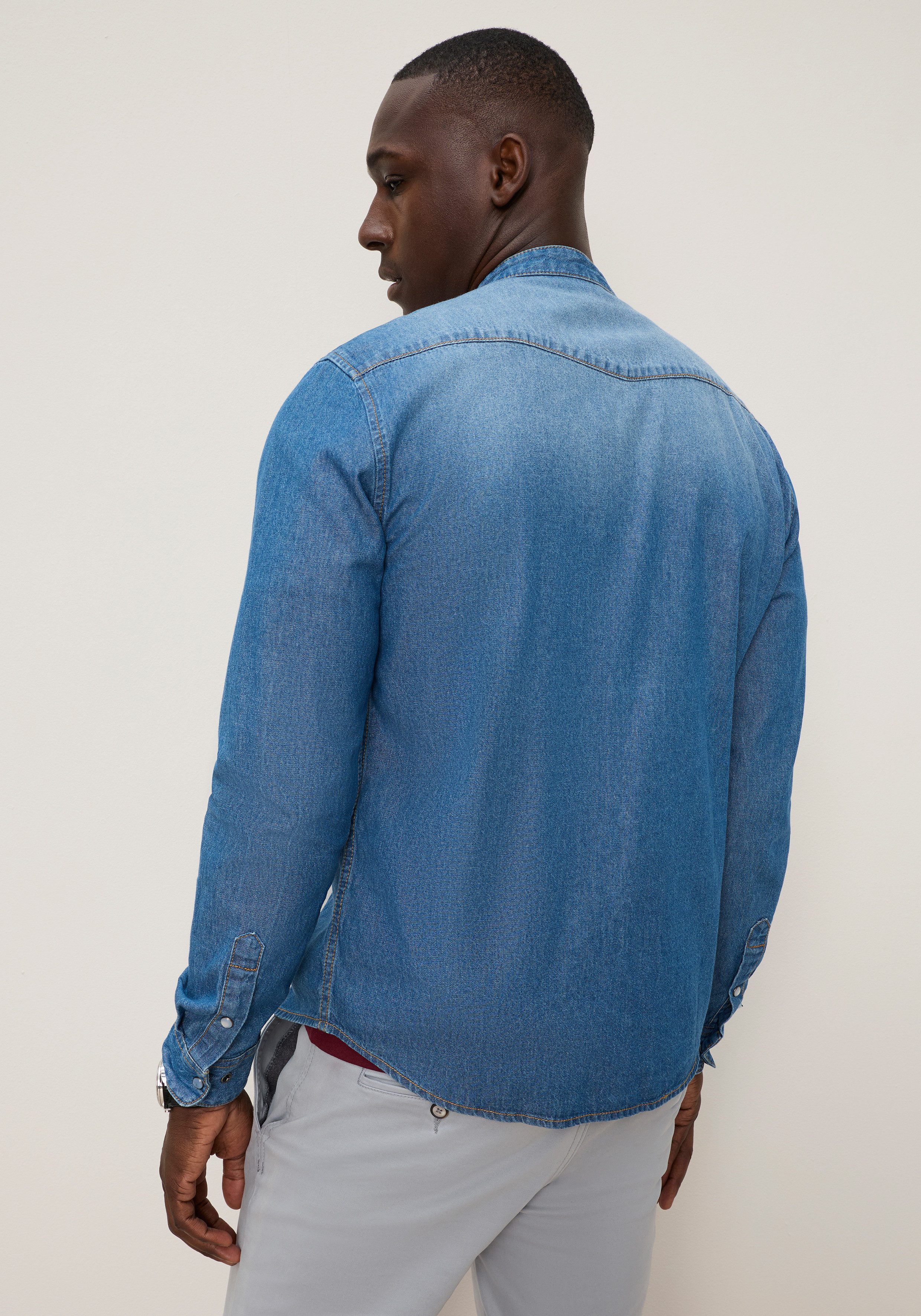 DELMAO Jeanshemd aus Baumwolle in Denim-Qualität, mit Stehkragen – Bild 4 von 5