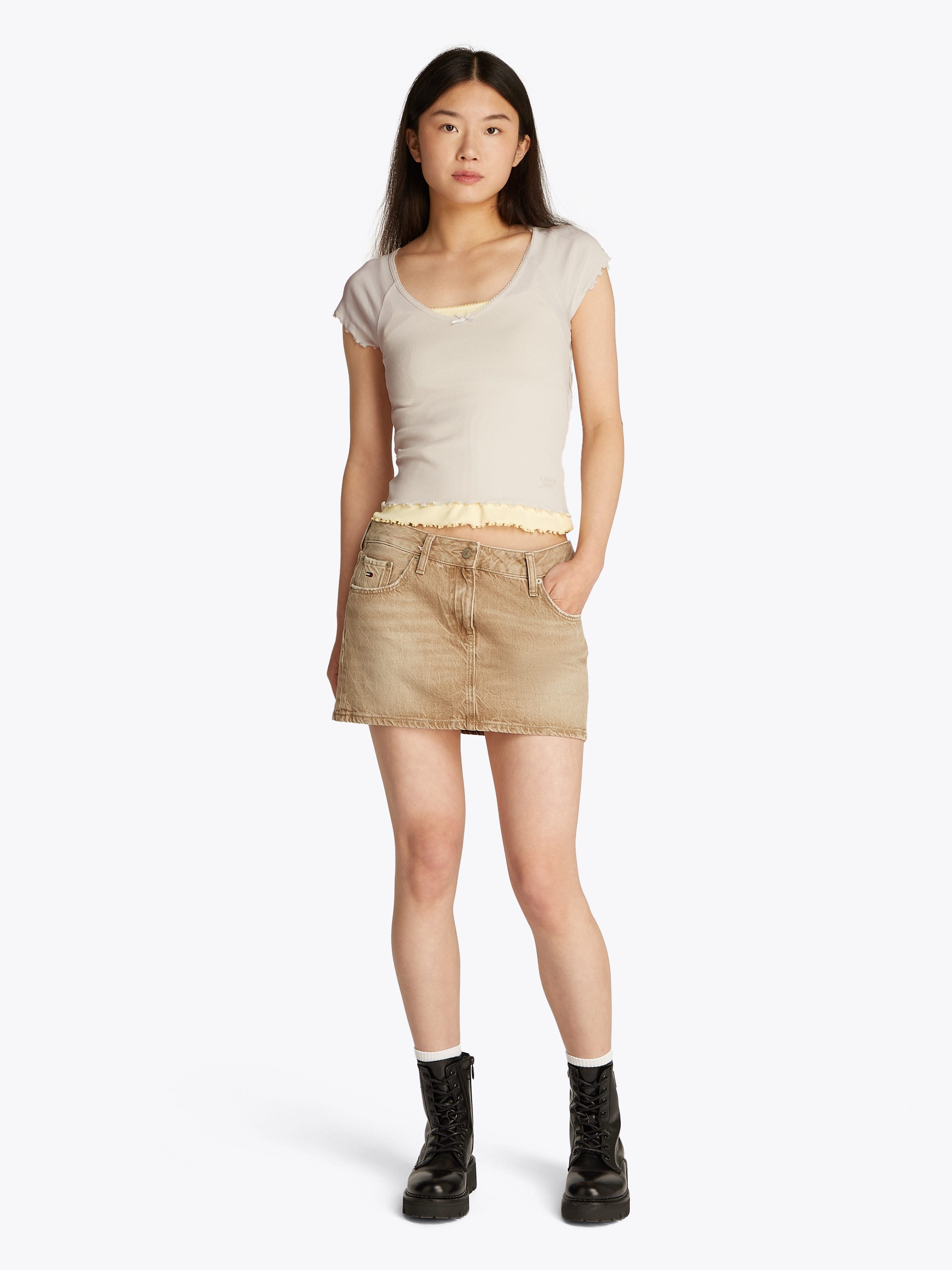 Tommy Jeans Kurzarmshirt TJW SLIM VNECK GMD RIB SS mit Rollkanten, im femininen Stil