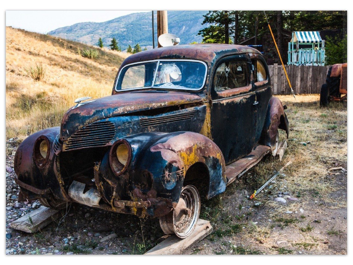 Wallario Teppich Rostiger Oldtimer auf dem Schrottplatz, rechteckig, rutschfest