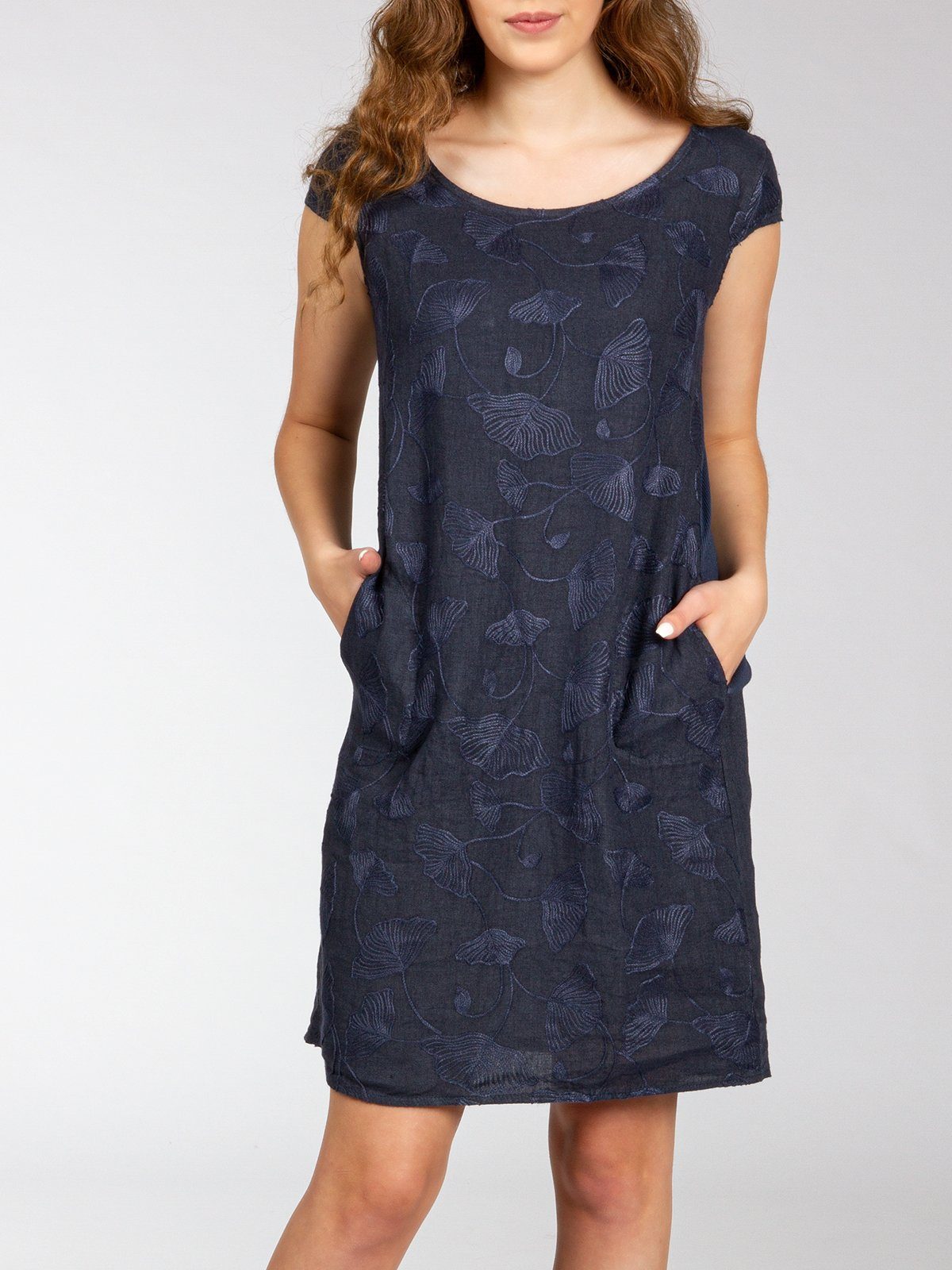 Caspar Sommerkleid SKL031 knielanges Damen Sommer Leinenkleid mit Ginko Blatt Stickmuster Luftig leicht, figurumspielende Form, mit seitlichem Jersey-Einsatz