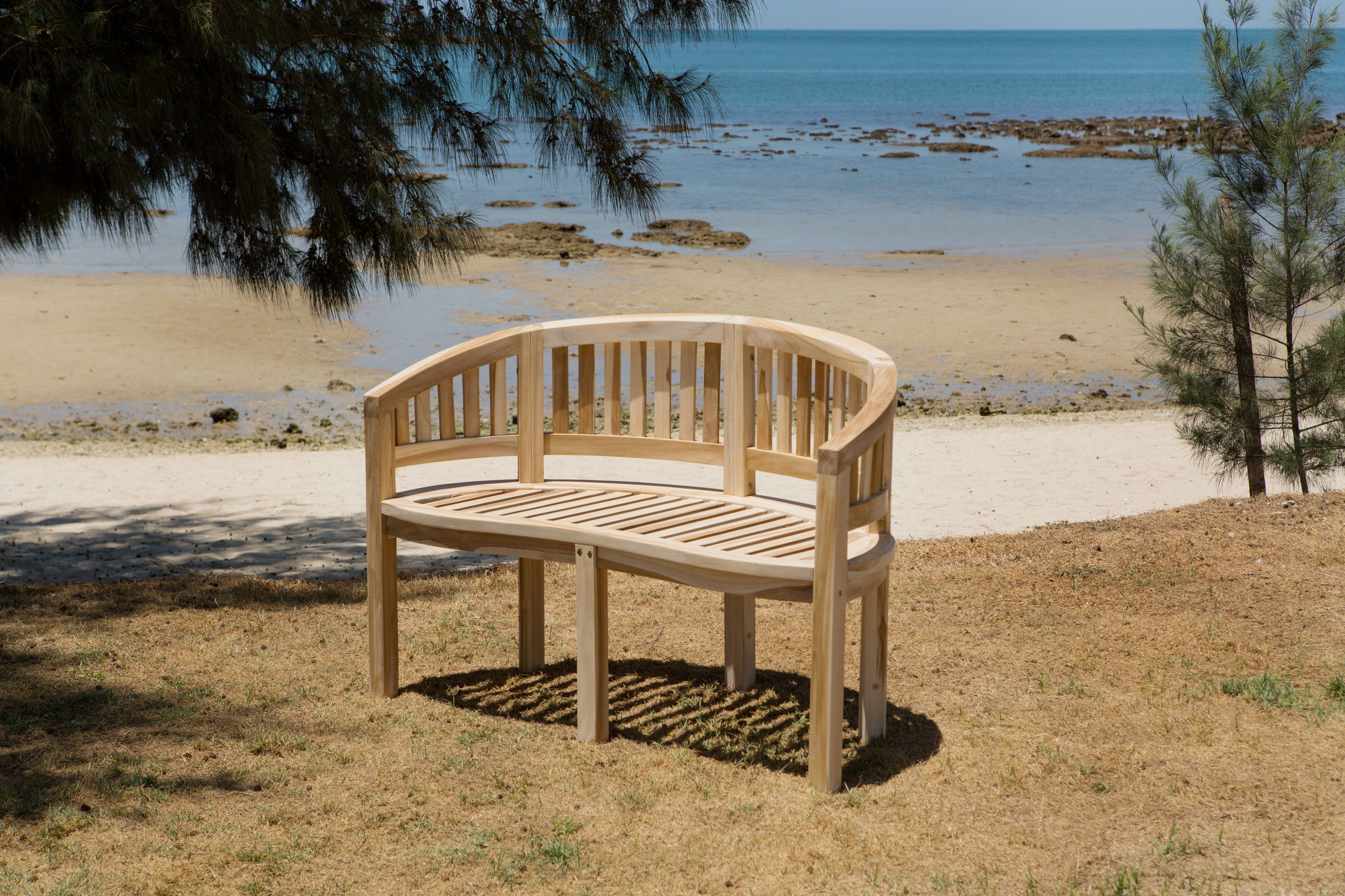 TPFGarden Gartenbank TEAKA - Gartenlounge Bank aus unbehandeltem Teakholz (Hochwertige Holzbank in Bananenform - Belastbarkeit: 250 kg, 1-St., Witterungsbeständige und langlebige Teakholzbank), Teakholz Bank - Maße (BxHxT): 150x87x61 cm - Sitzhöhe: 45 cm