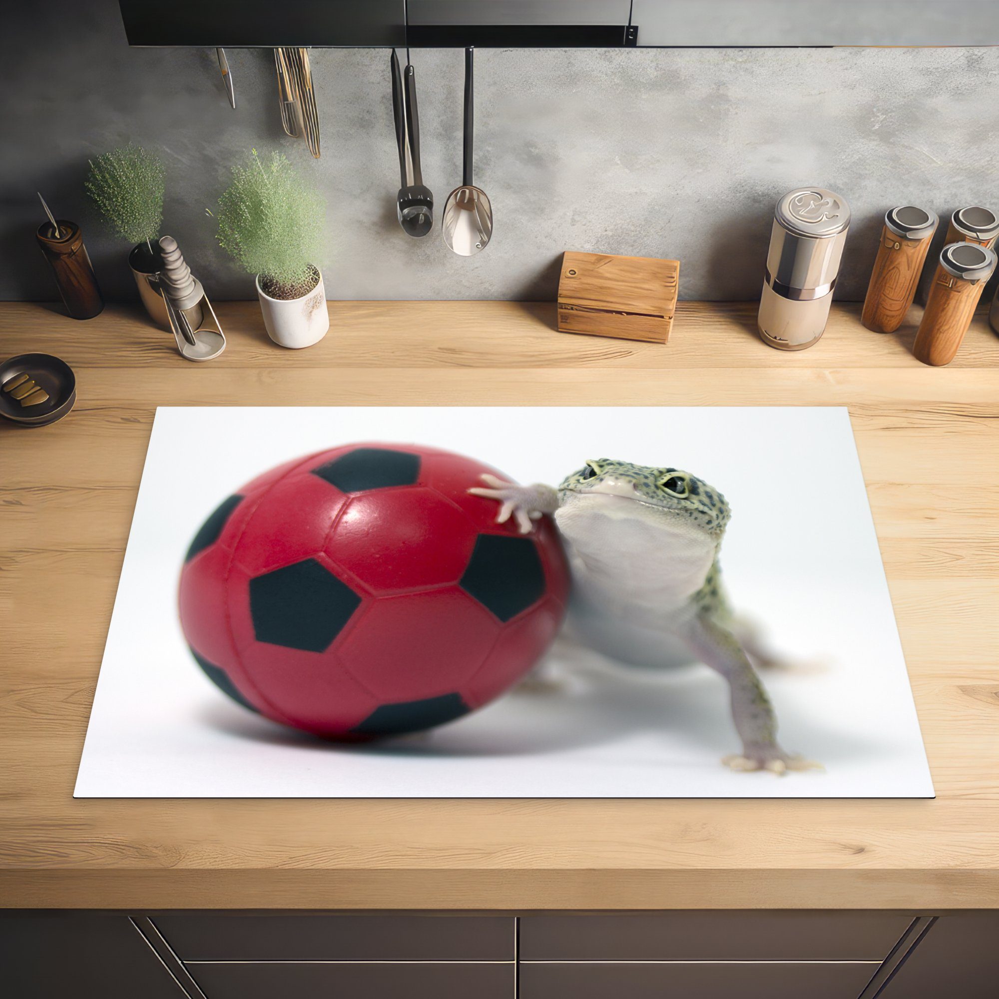 MuchoWow Herdblende-/Abdeckplatte Gecko mit (1 für die cm, Ball, küche, Vinyl, 81x52 tlg), Ceranfeldabdeckung Induktionskochfeld einem Schutz