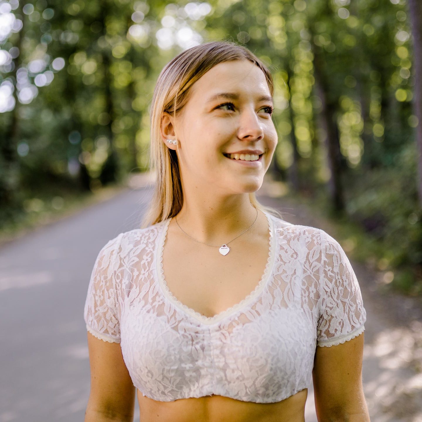 Ramona Lippert Dirndlbluse Eva Spitze Rundhals kurzarm Trachtenbluse günstig online kaufen