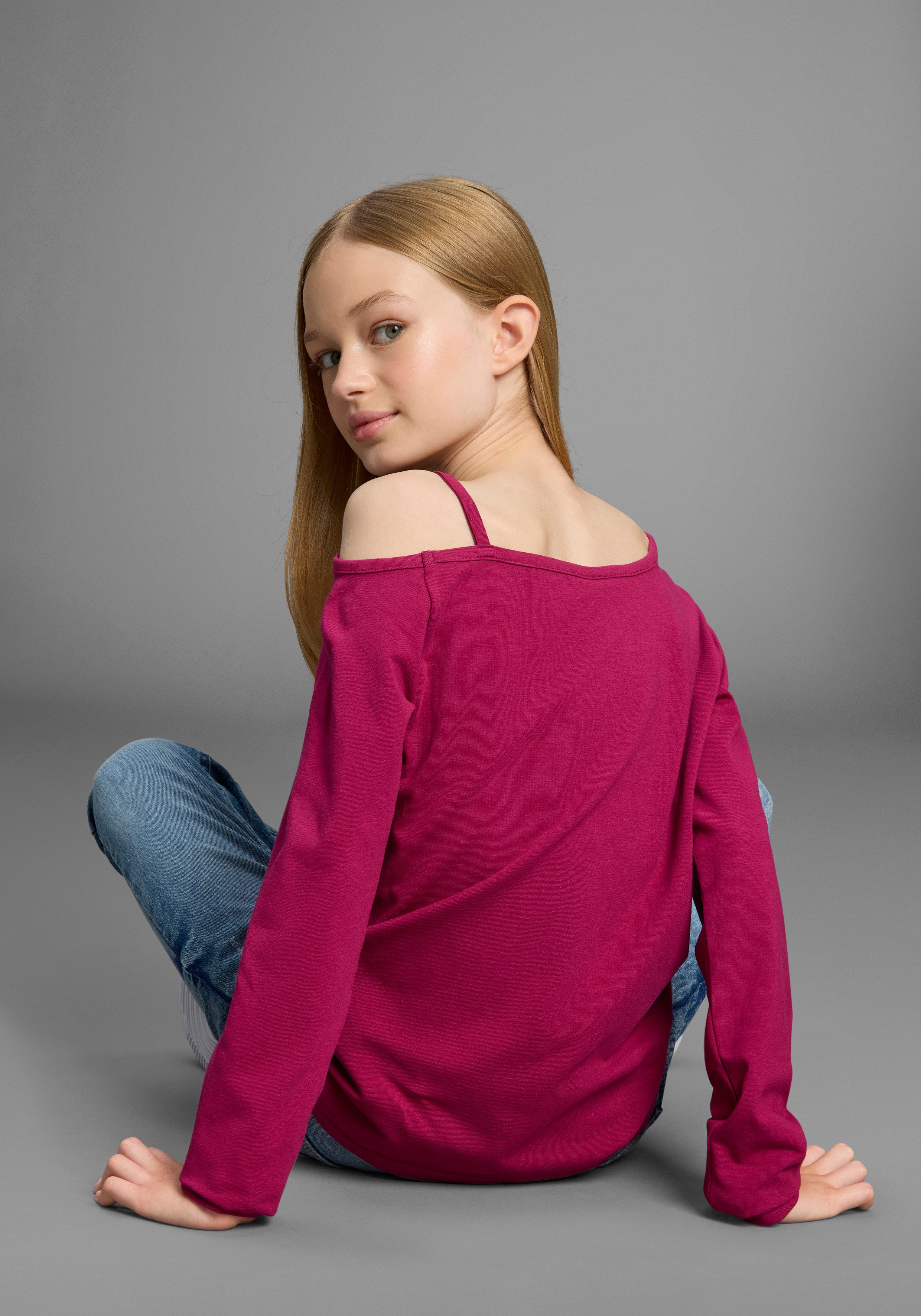 KIDSWORLD Langarmshirt Off-Shoulder Shirt Mit modischer Schulterlösung