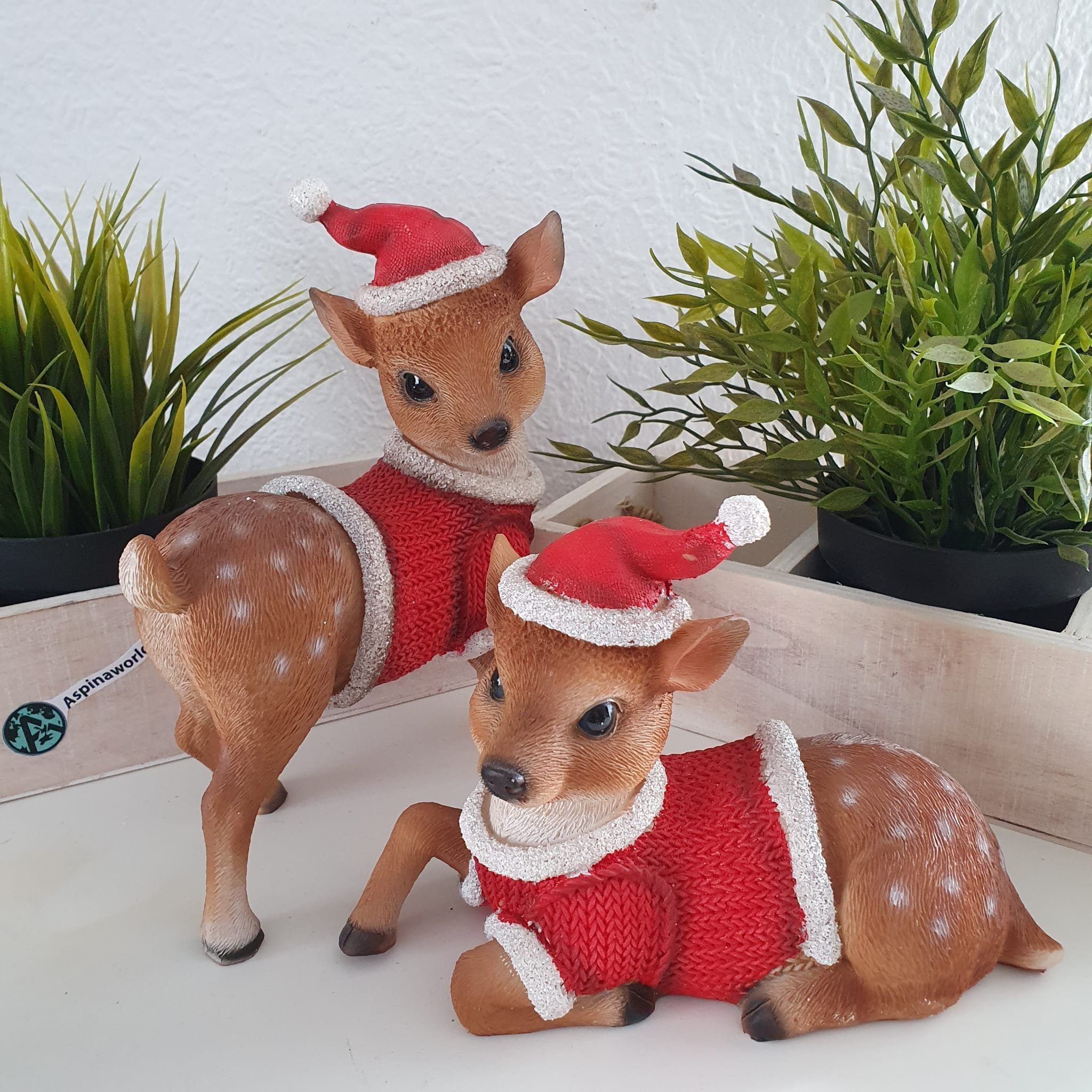 Aspinaworld Weihnachtsfigur Weihnachtsdeko Reh Figur mit Mütze und Pulli  2er Set 21 cm