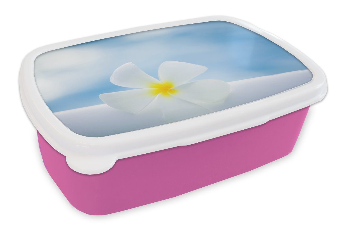 MuchoWow Lunchbox Strahlend blauer Himmel über einer Plumeria-Blüte, Kunststoff, (2-tlg), Brotbox für Erwachsene, Brotdose Kinder, Snackbox, Mädchen, Kunststoff rosa