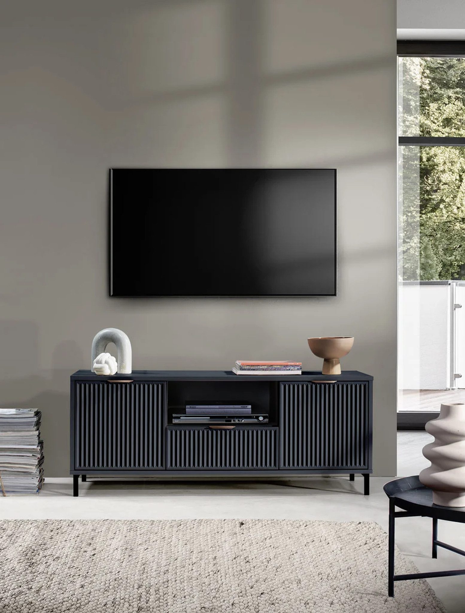 Beautysofa TV-Schrank TV-Lowboard LINNA LS‑3 – mit 2 Türen und einer Schublade mit Riffeloptik & Metallfüßen, 160 cm breit
