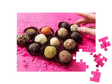 puzzleYOU Puzzle Valentinstag: Ein Herz aus Schokoladenpralinen, 48 Puzzleteile, puzzleYOU-Kollektionen Candybar, Schokolade, Süßigkeiten