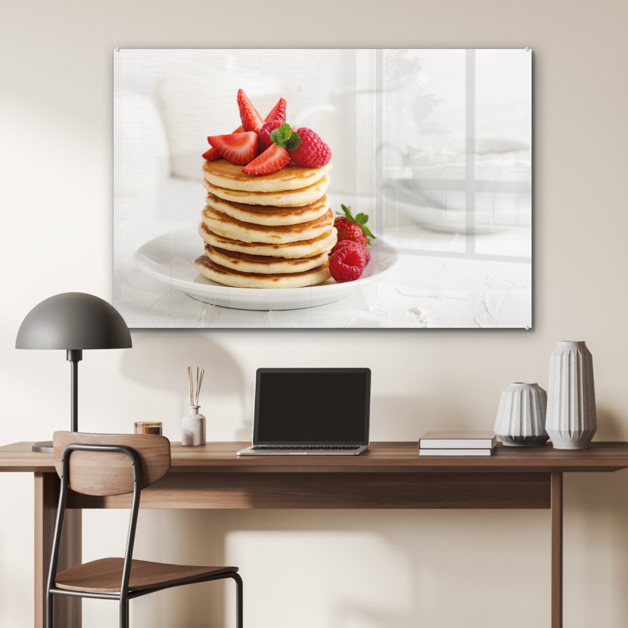 MuchoWow auf Schlafzimmer (1 Acrylglasbild Teller, frischen mit weißem Acrylglasbilder Wohnzimmer St), Erdbeeren Pfannkuchen &