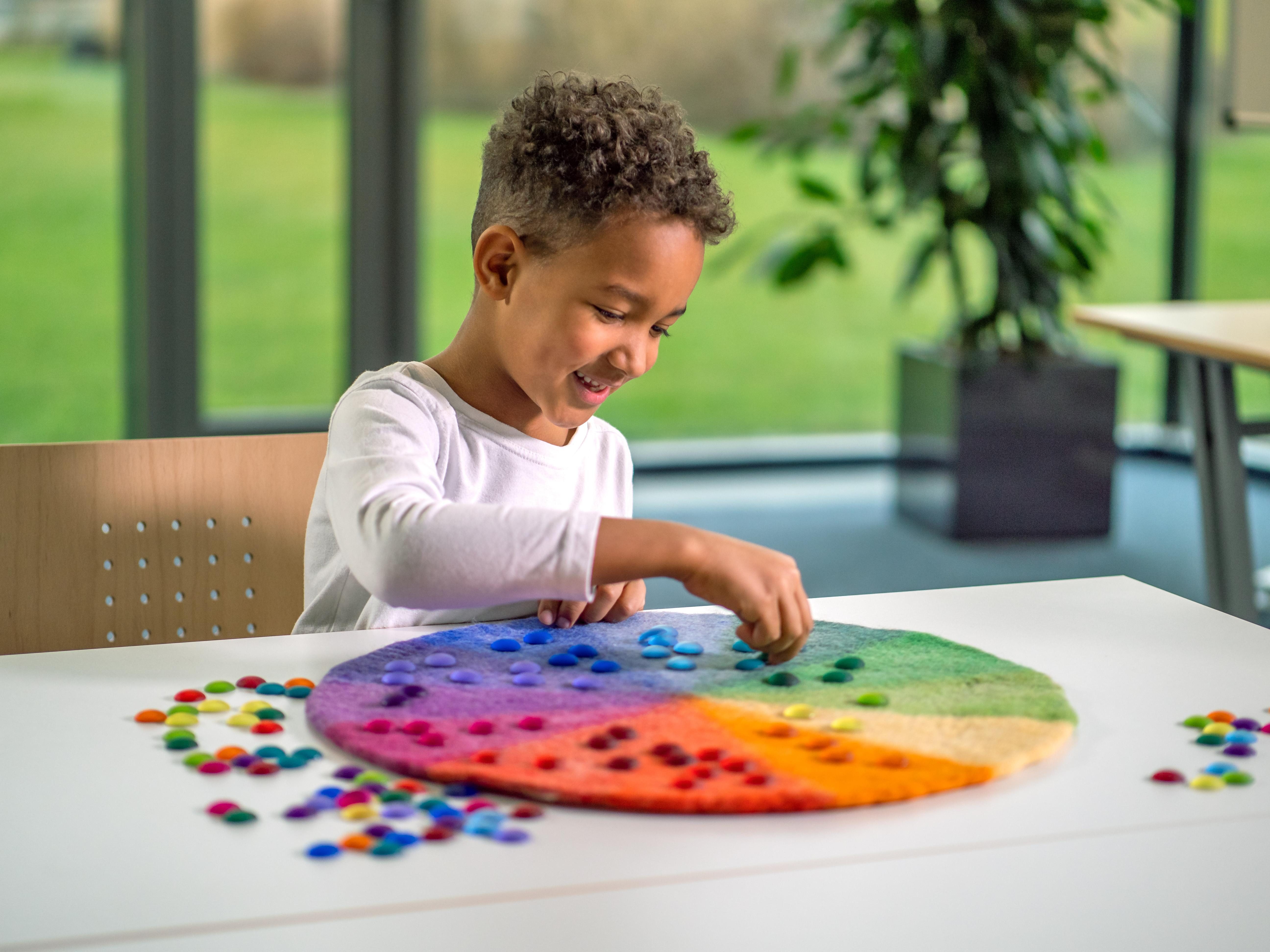 Betzold Spielmatte - Regenbogen-Filzmatte mit Funkelsteinen – 241-tlg. Farbenspiel Kinder